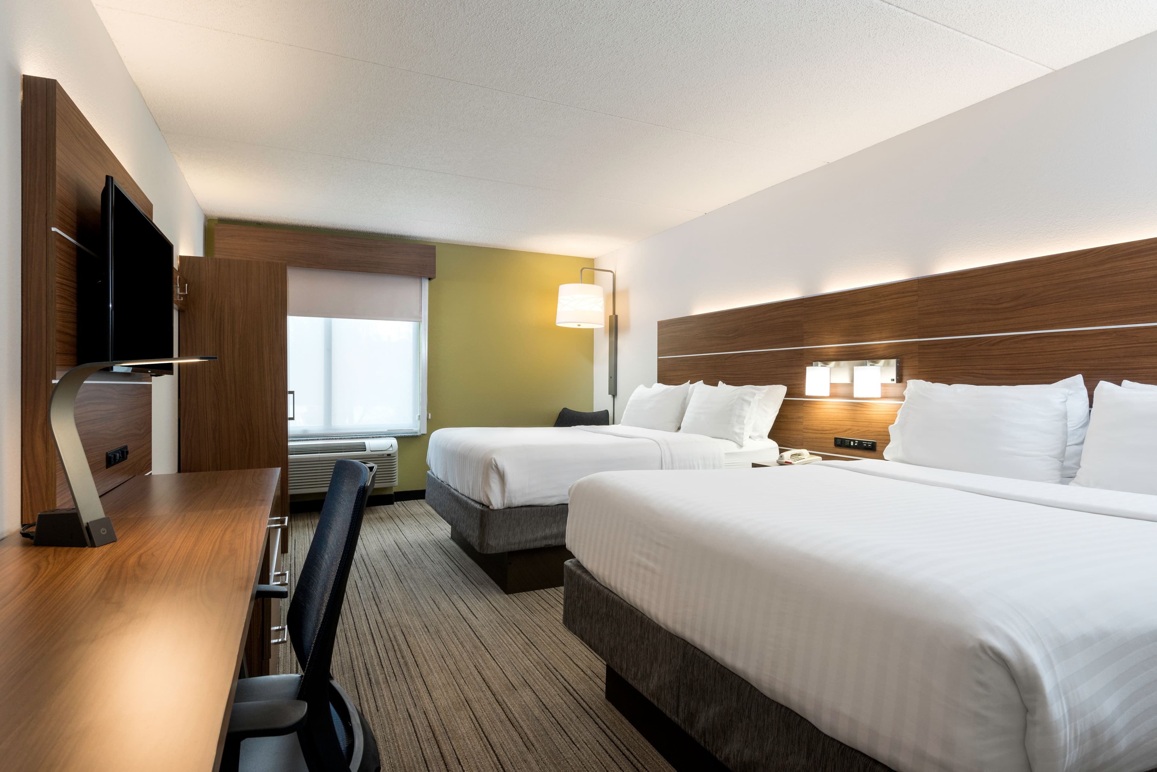 Holiday Inn Express & Suites Charlotte Arpt-Belmont — 9