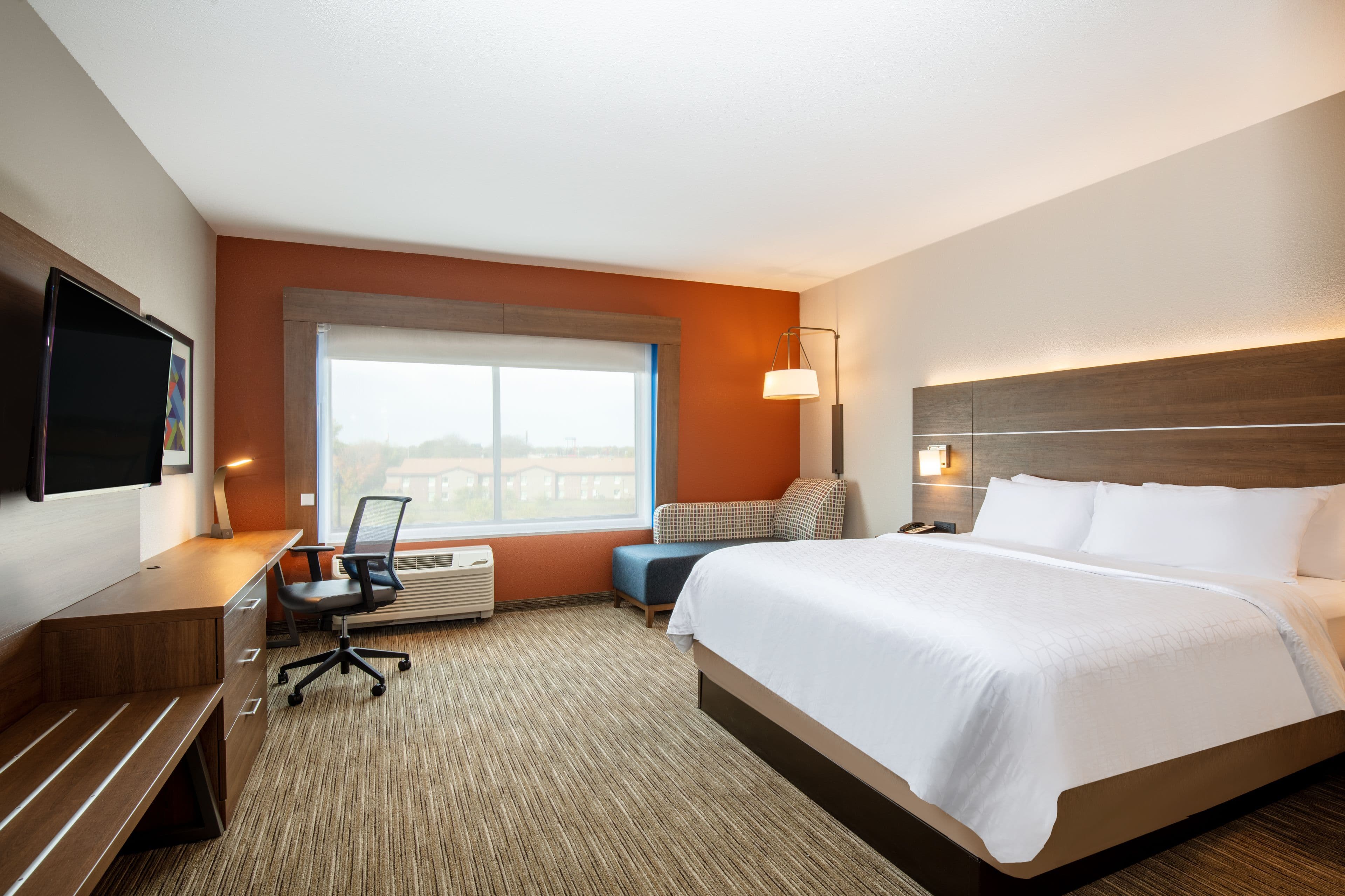 Holiday Inn Express & Suites Beloit — 7