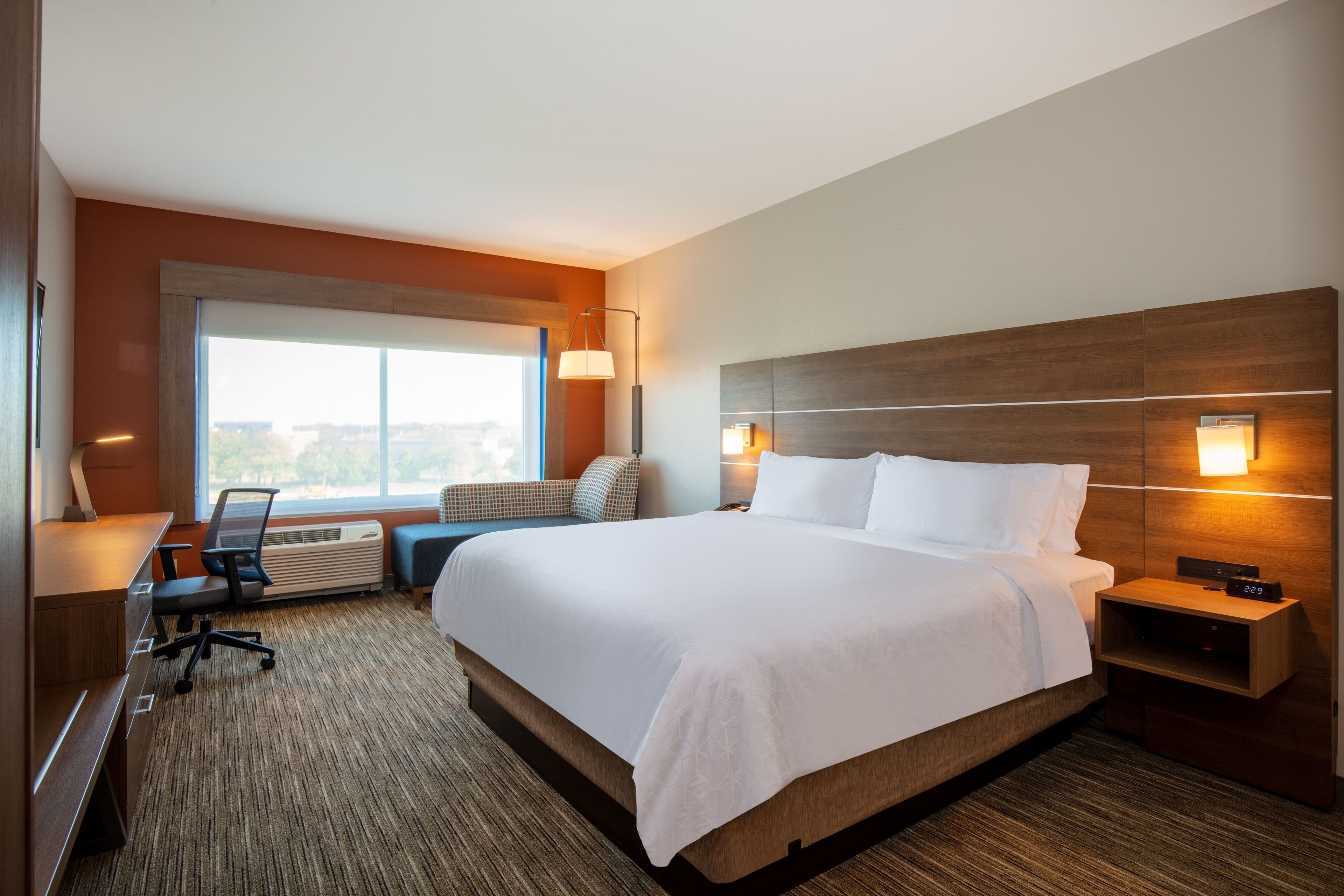 Holiday Inn Express & Suites Beloit — 6