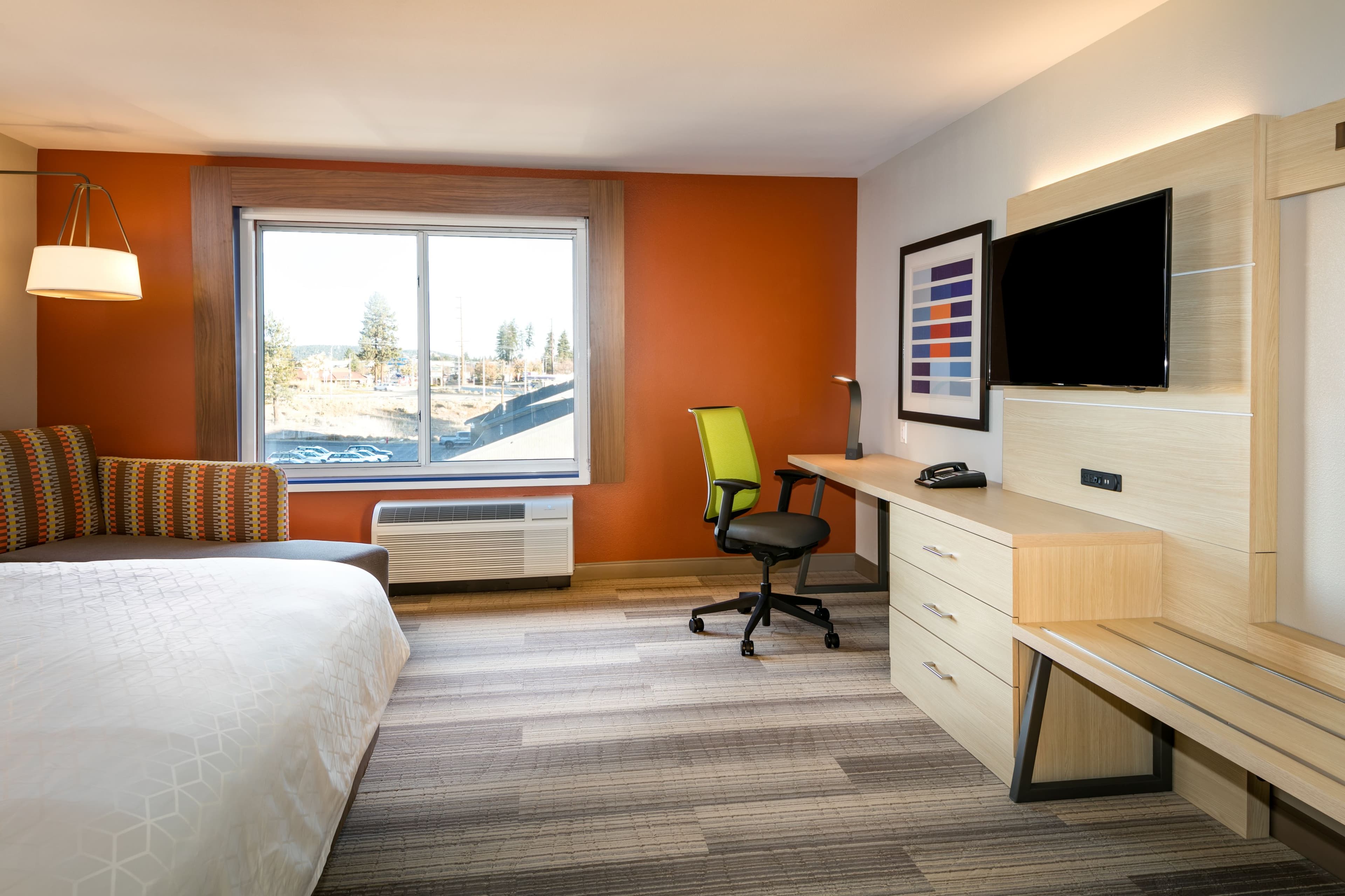 Holiday Inn Express & Suites Bend South - Image 4