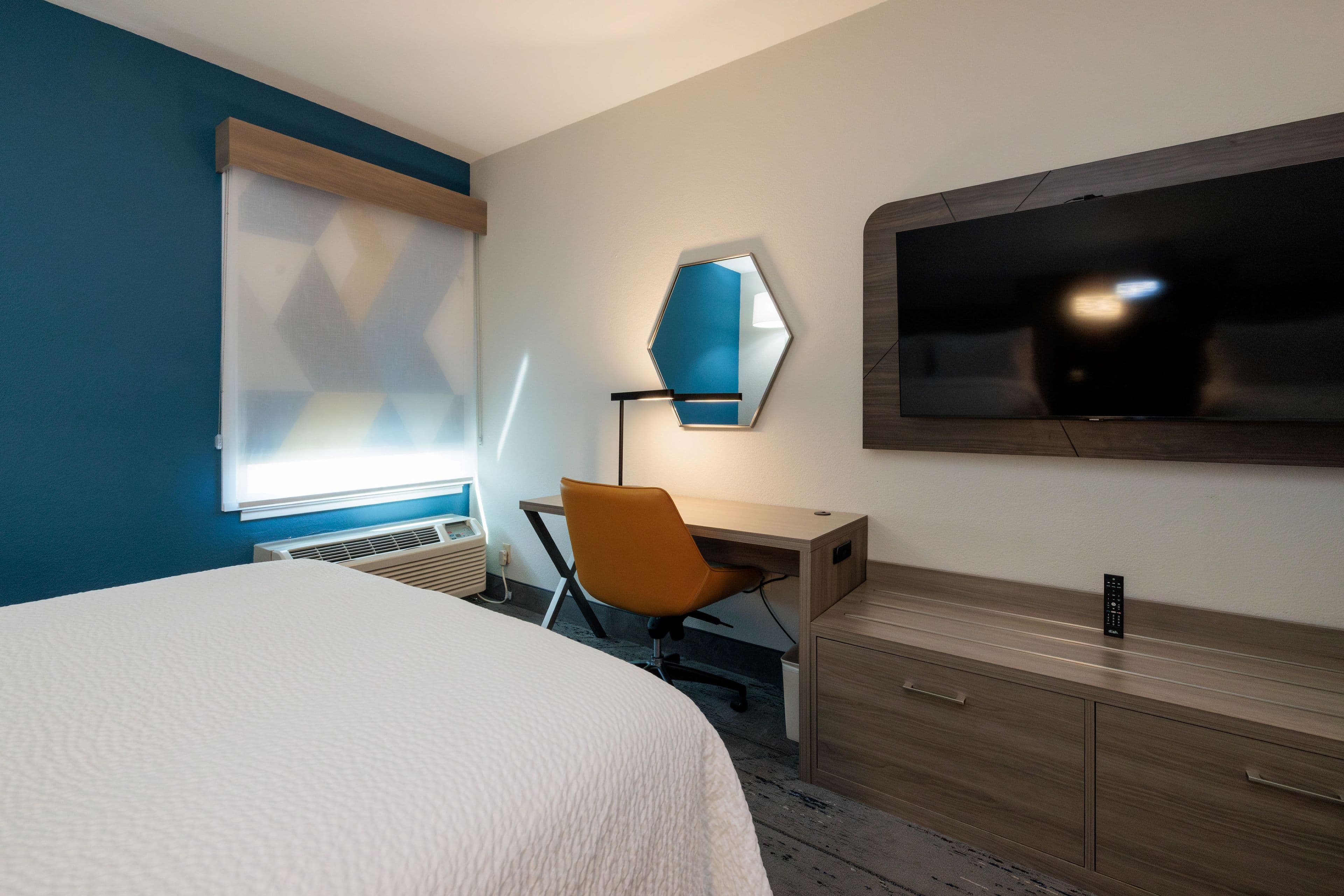 Holiday Inn Express & Suites Berkeley - Image 2