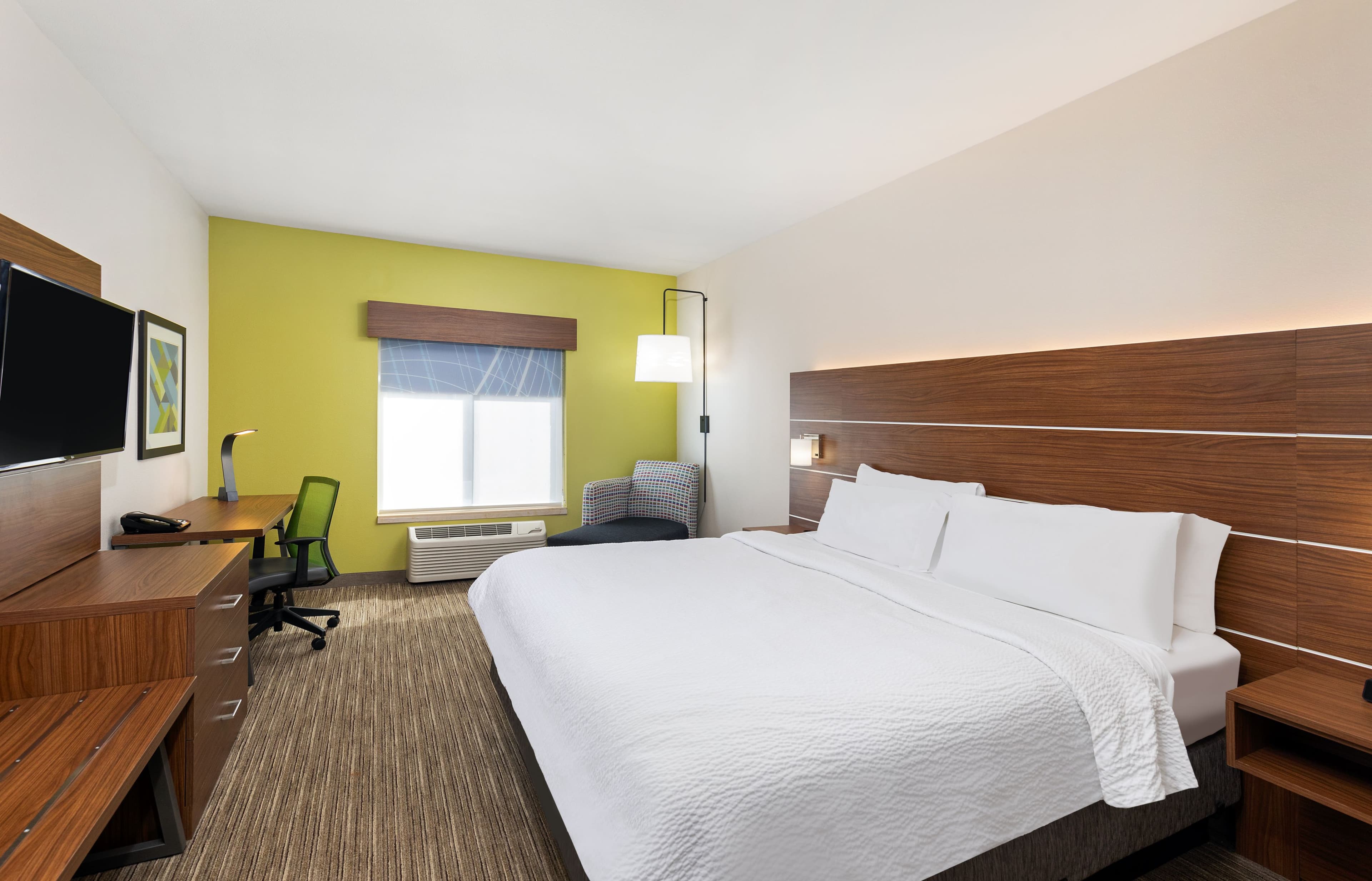 Holiday Inn Express & Suites Birmingham - Inverness 280 — 7