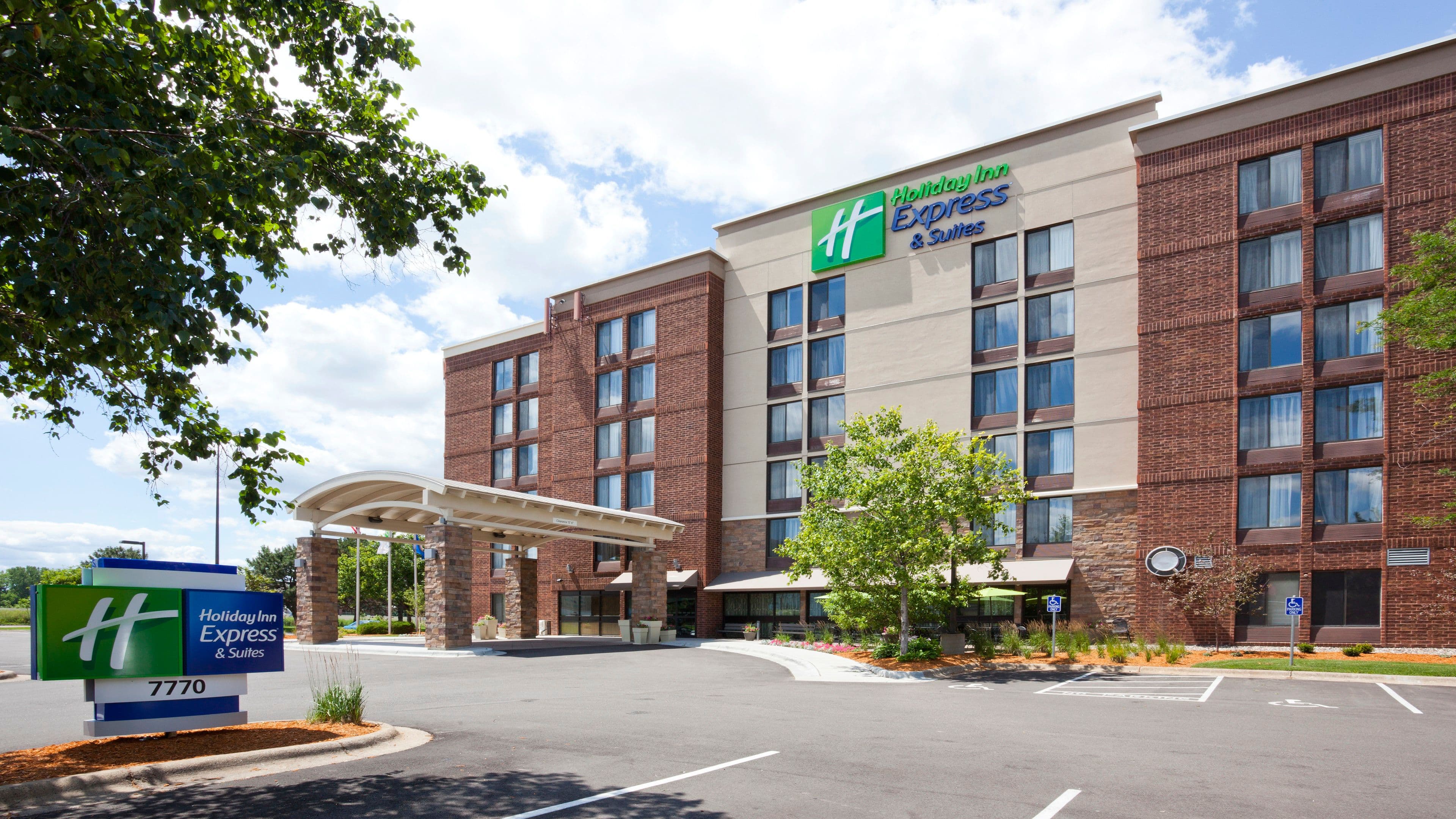 Holiday Inn Express & Suites Bloomington - MPLS Arpt Area W - Image 1