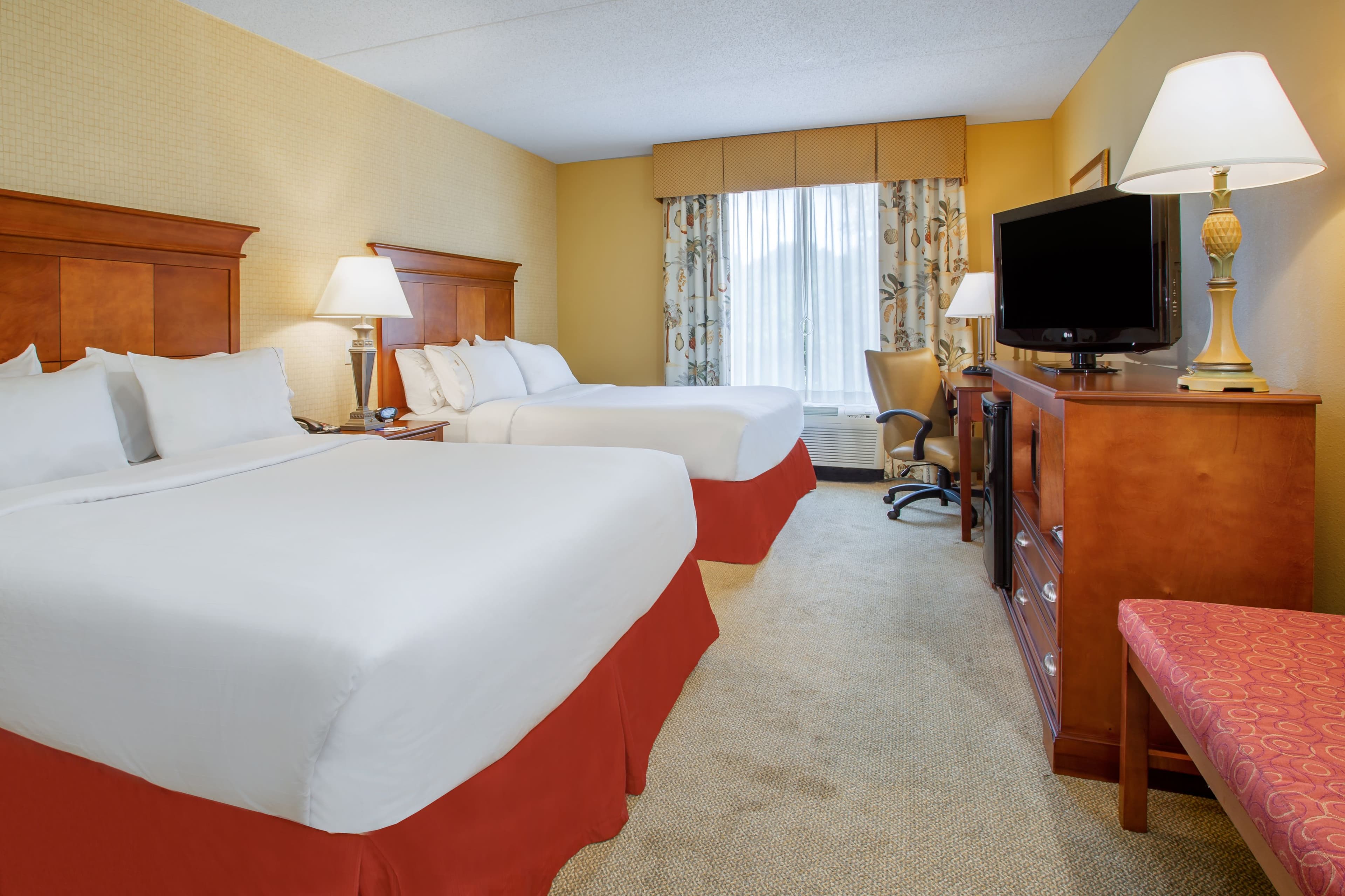 Holiday Inn Express & Suites Bloomington — 8