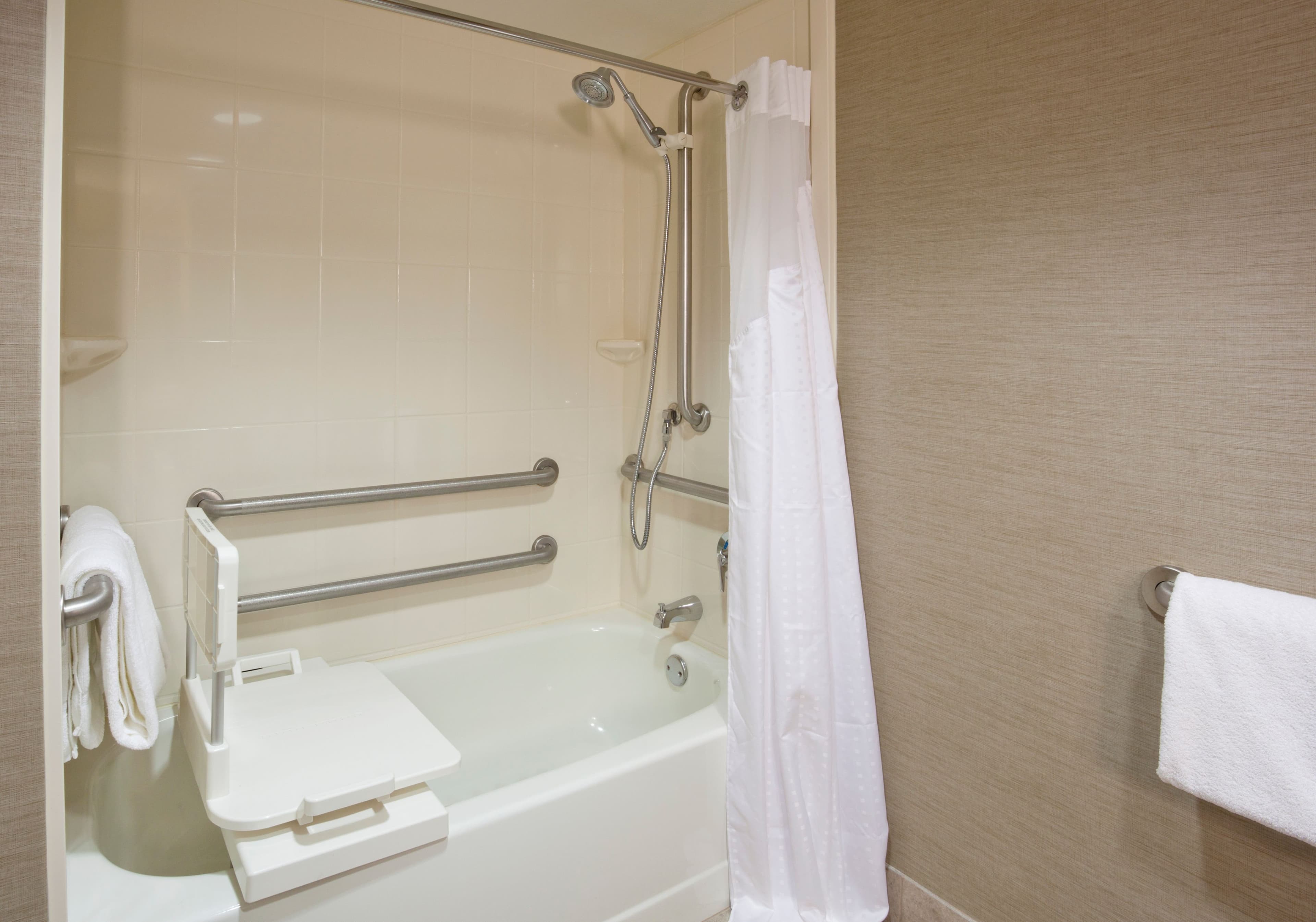 Holiday Inn Express & Suites Bloomington - MPLS Arpt Area W — 23