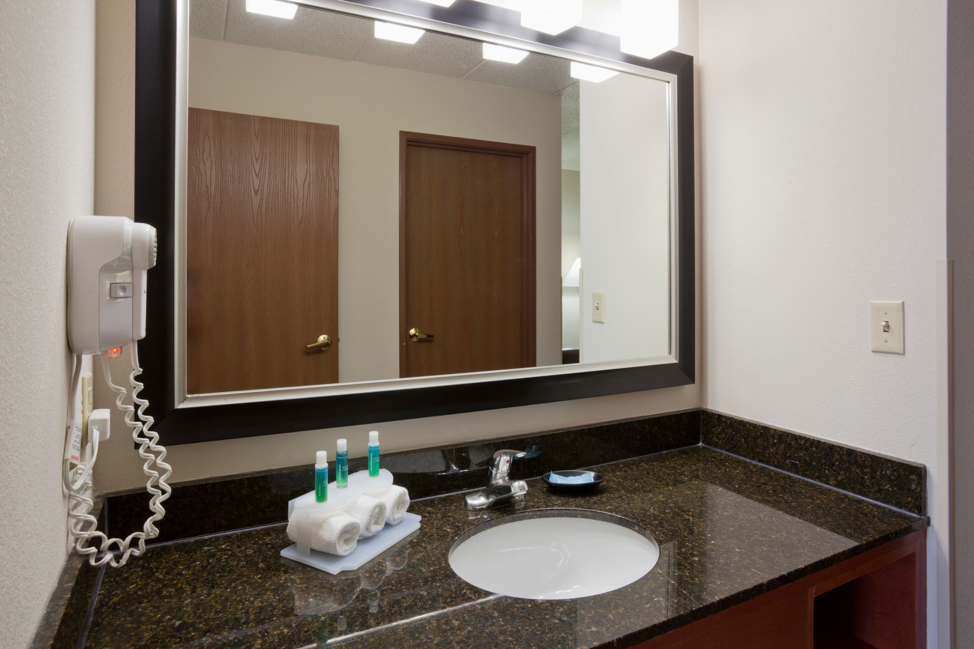 Holiday Inn Express & Suites Bloomington - MPLS Arpt Area W — 26