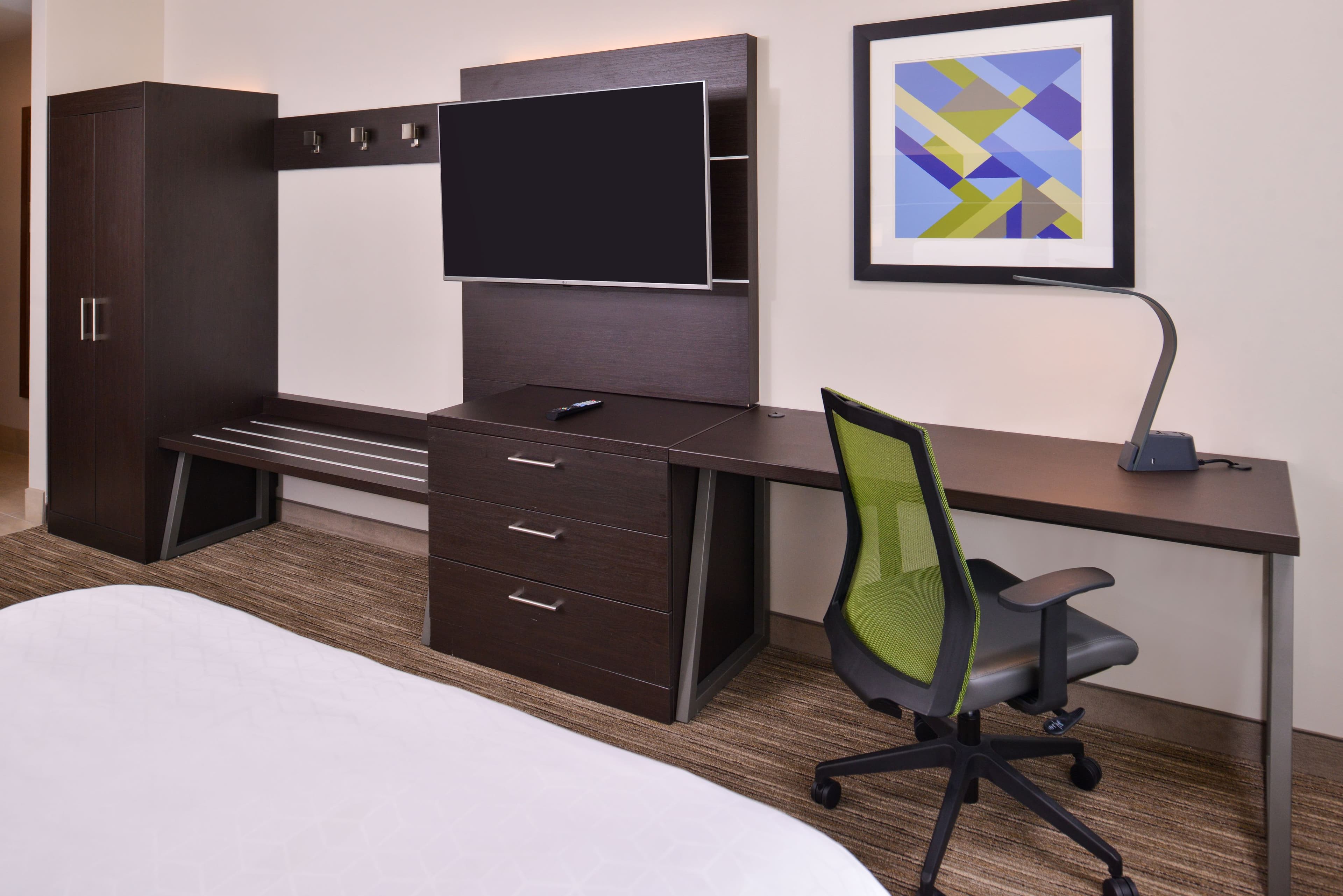 Holiday Inn Express & Suites Mall of America - MSP Airport - Image 4