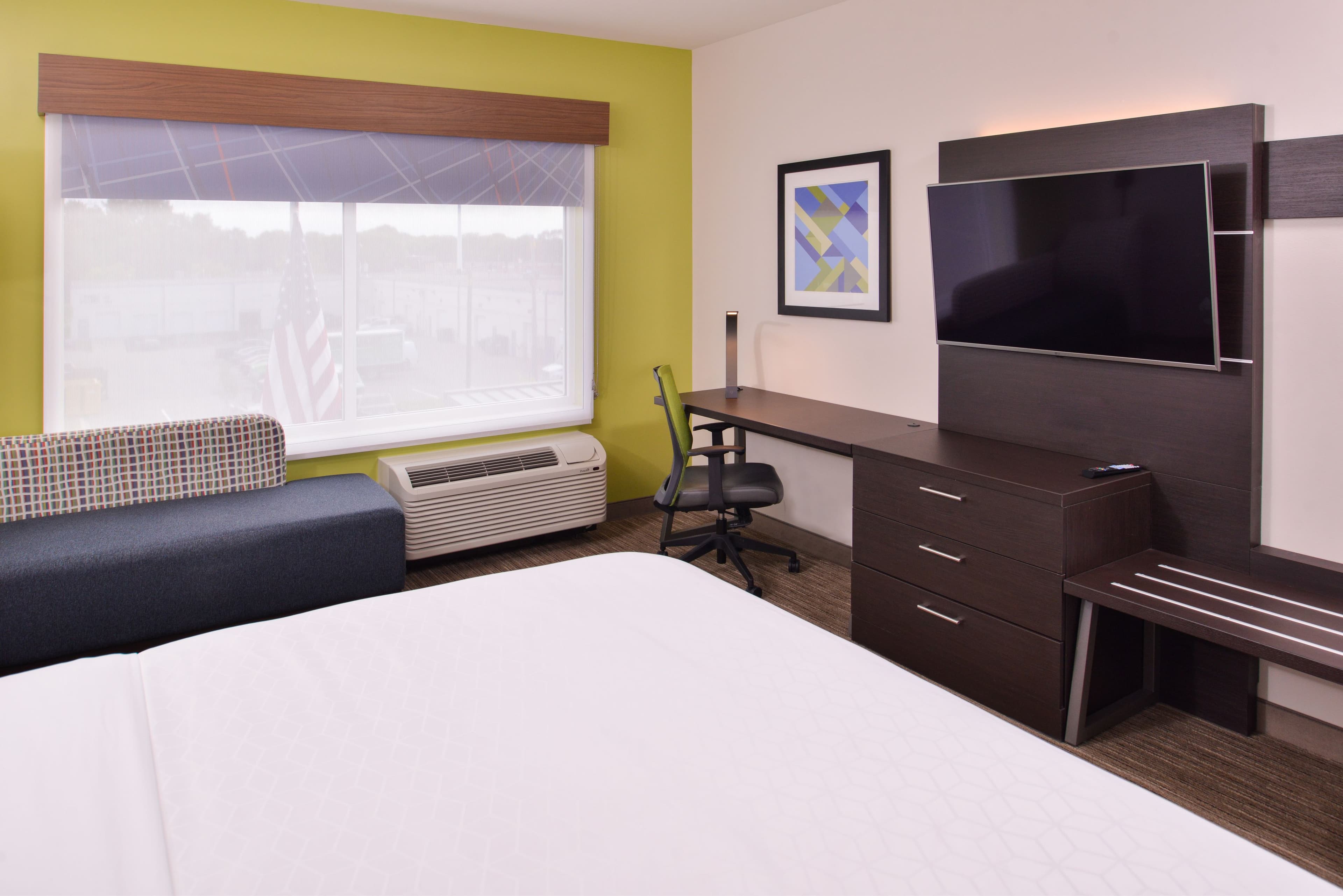 Holiday Inn Express & Suites Mall of America - MSP Airport — 10