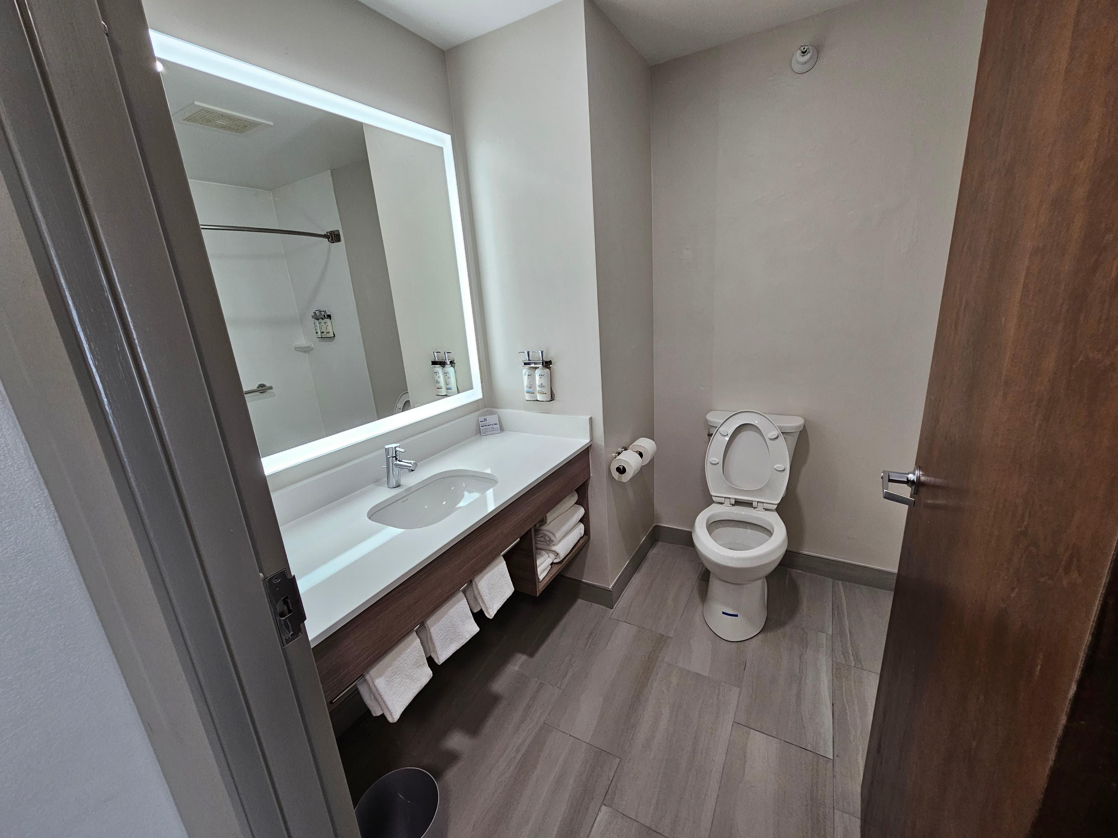Holiday Inn Express & Suites Cincinnati-Blue Ash — 27
