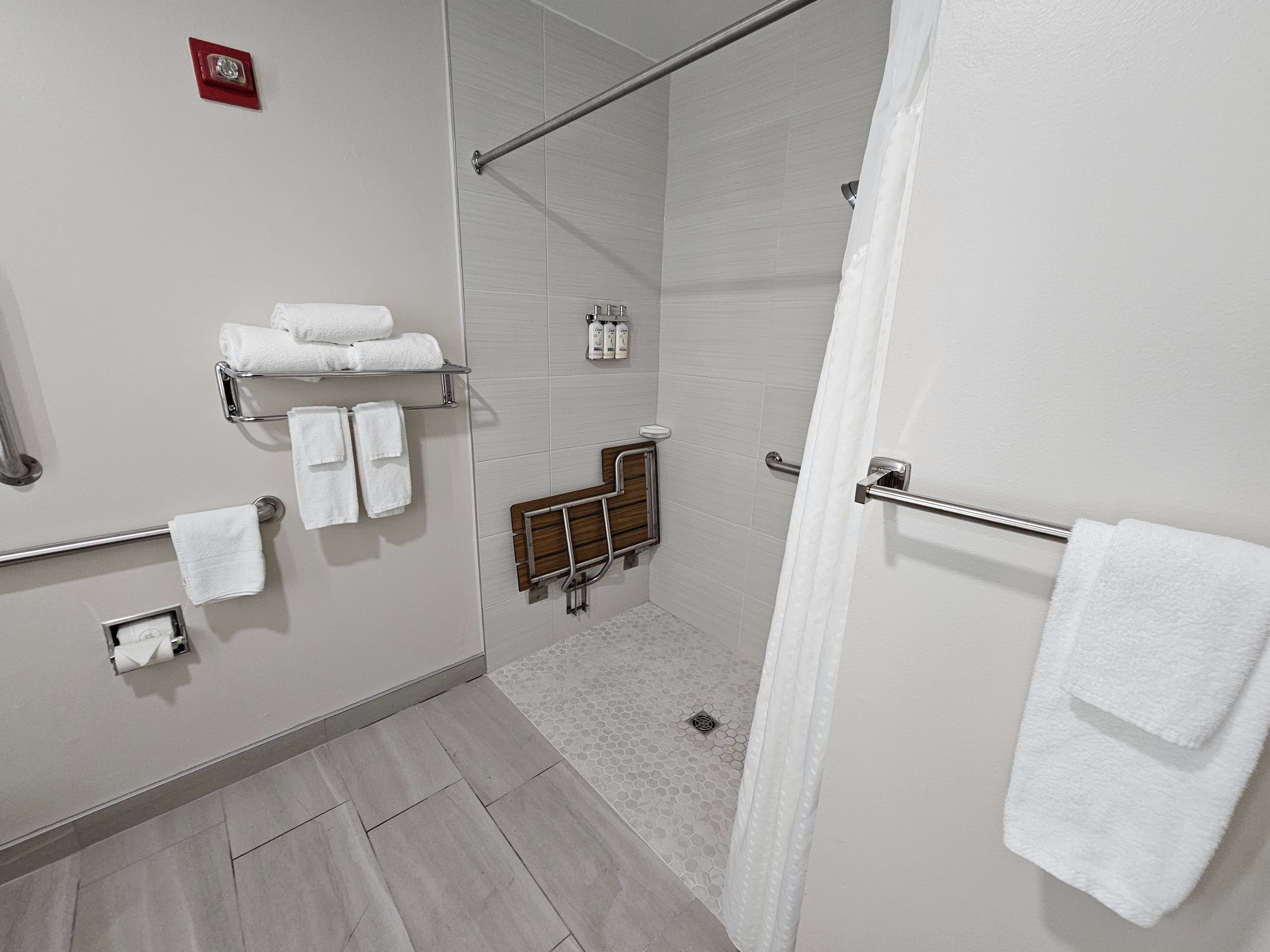 Holiday Inn Express & Suites Cincinnati-Blue Ash — 13