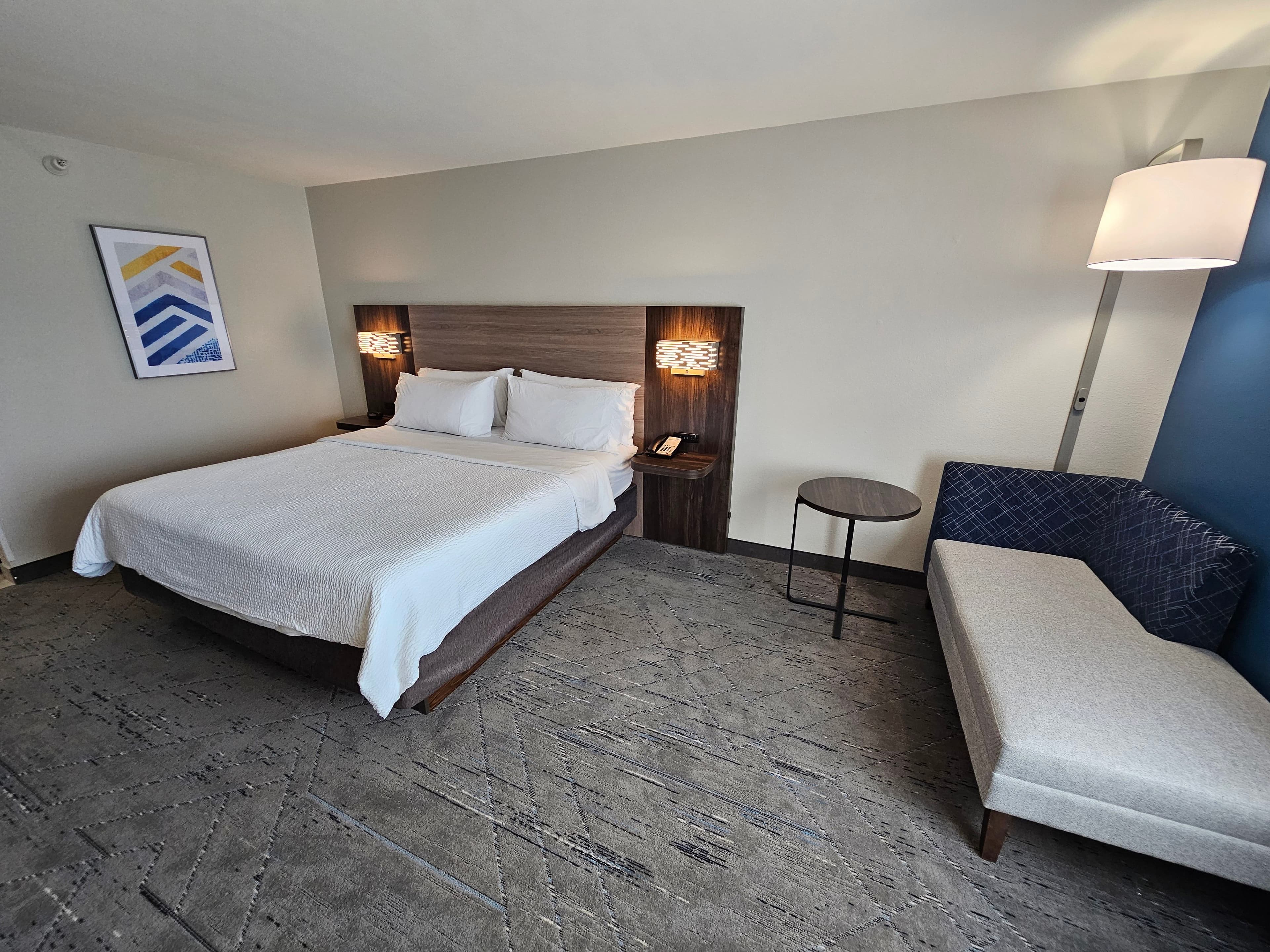 Holiday Inn Express & Suites Cincinnati-Blue Ash — 7