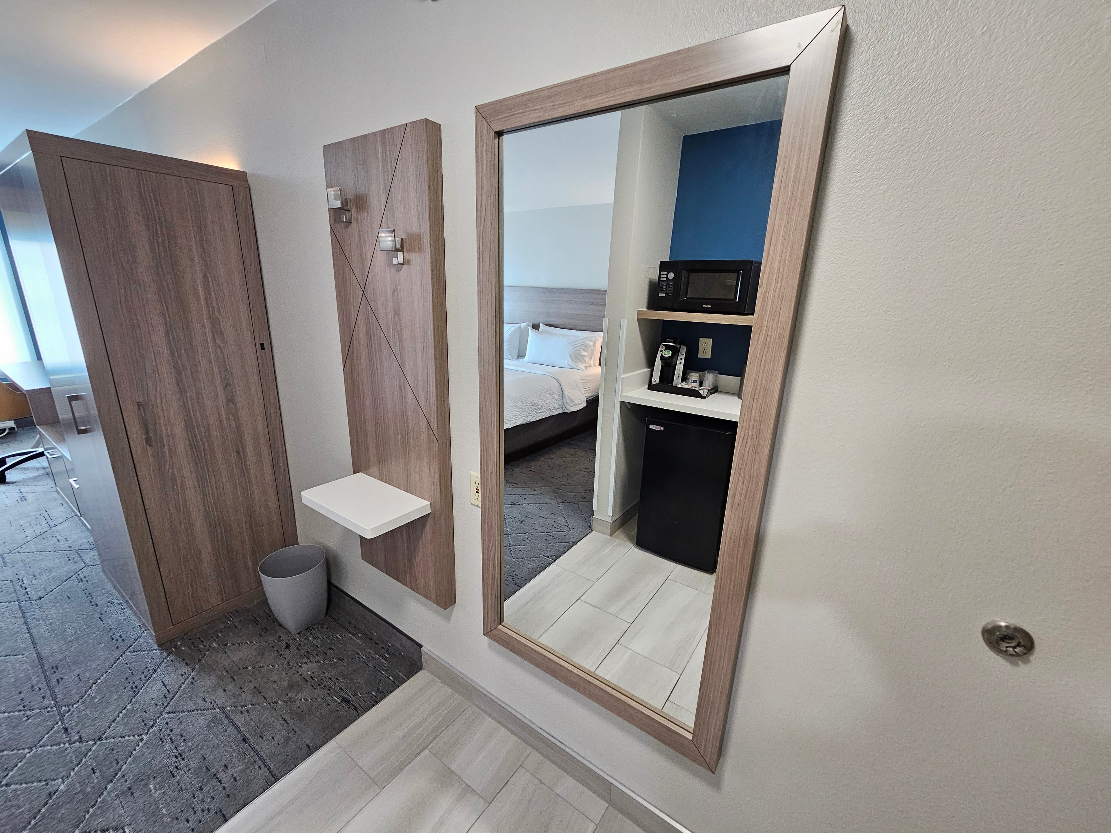 Holiday Inn Express & Suites Cincinnati-Blue Ash — 8