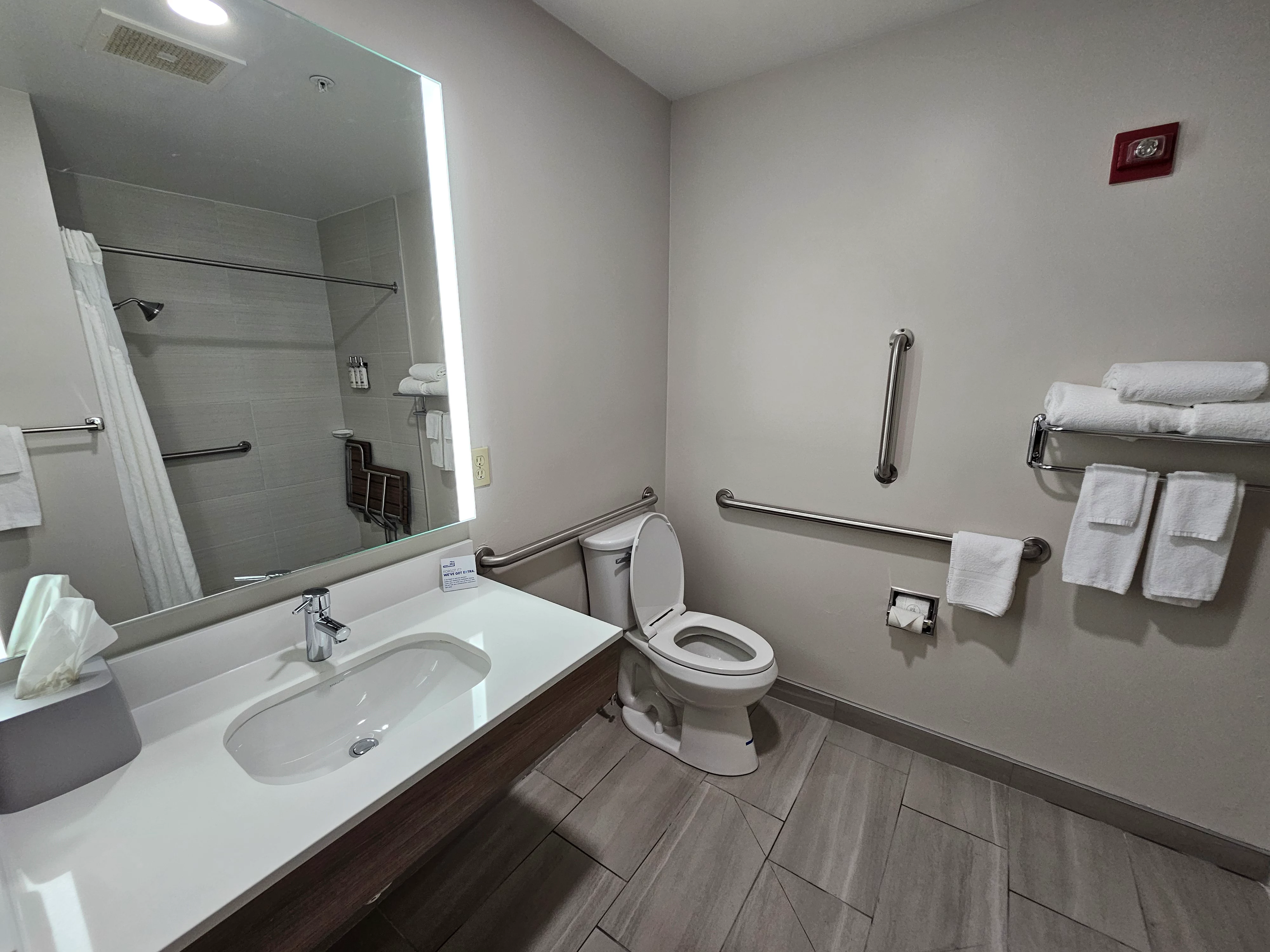 Holiday Inn Express & Suites Cincinnati-Blue Ash — 18