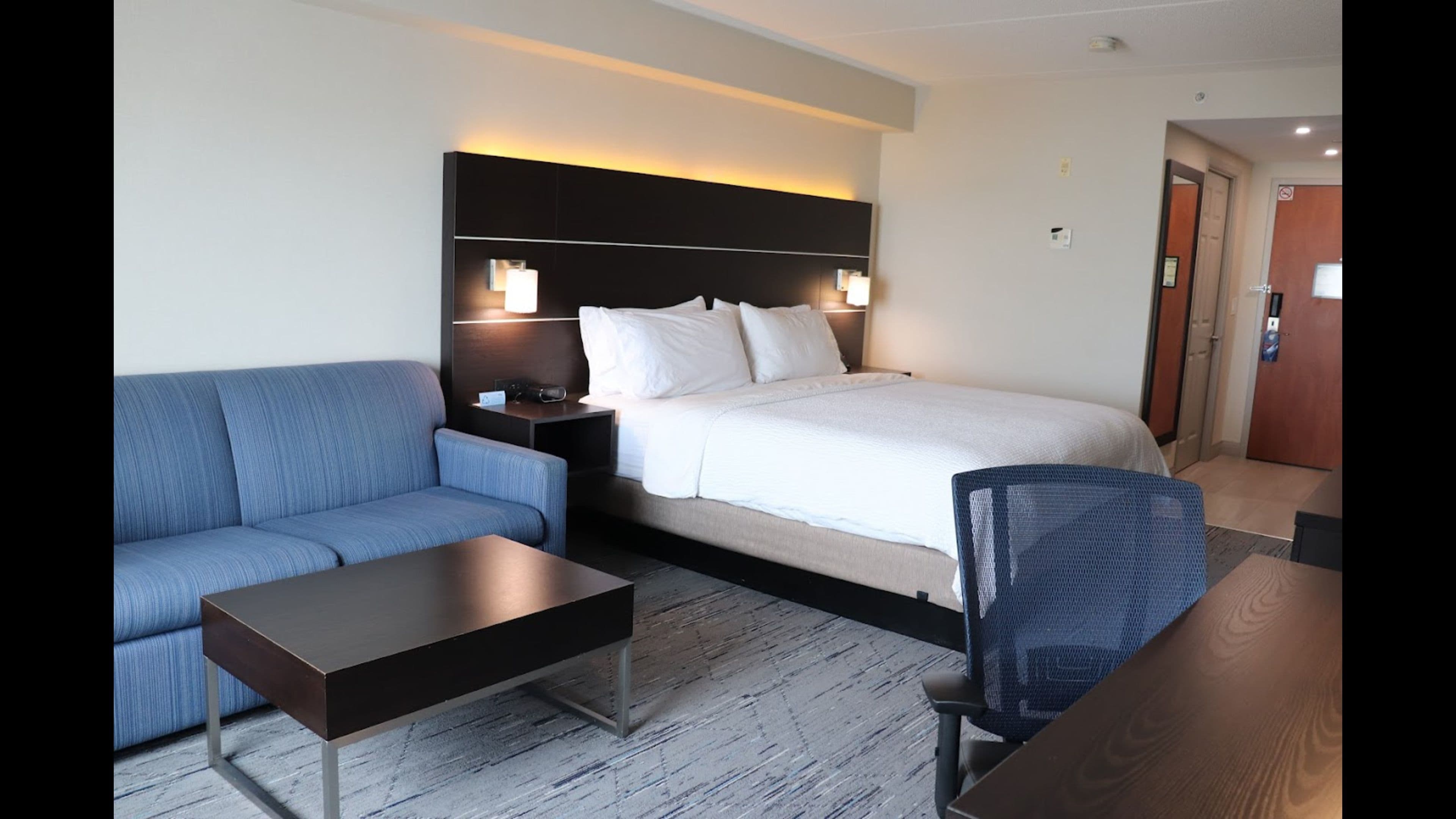 Holiday Inn Express & Suites Brampton - Image 4
