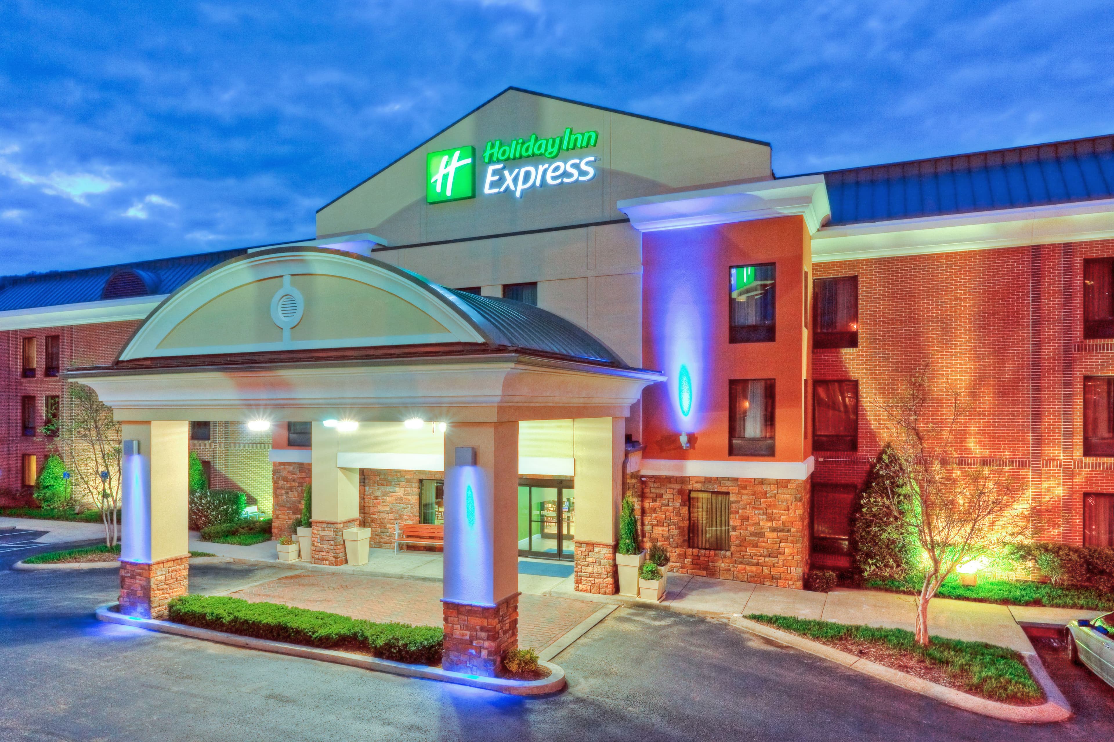 Holiday Inn Express & Suites Nashville - Brentwood I-65 - Image 1