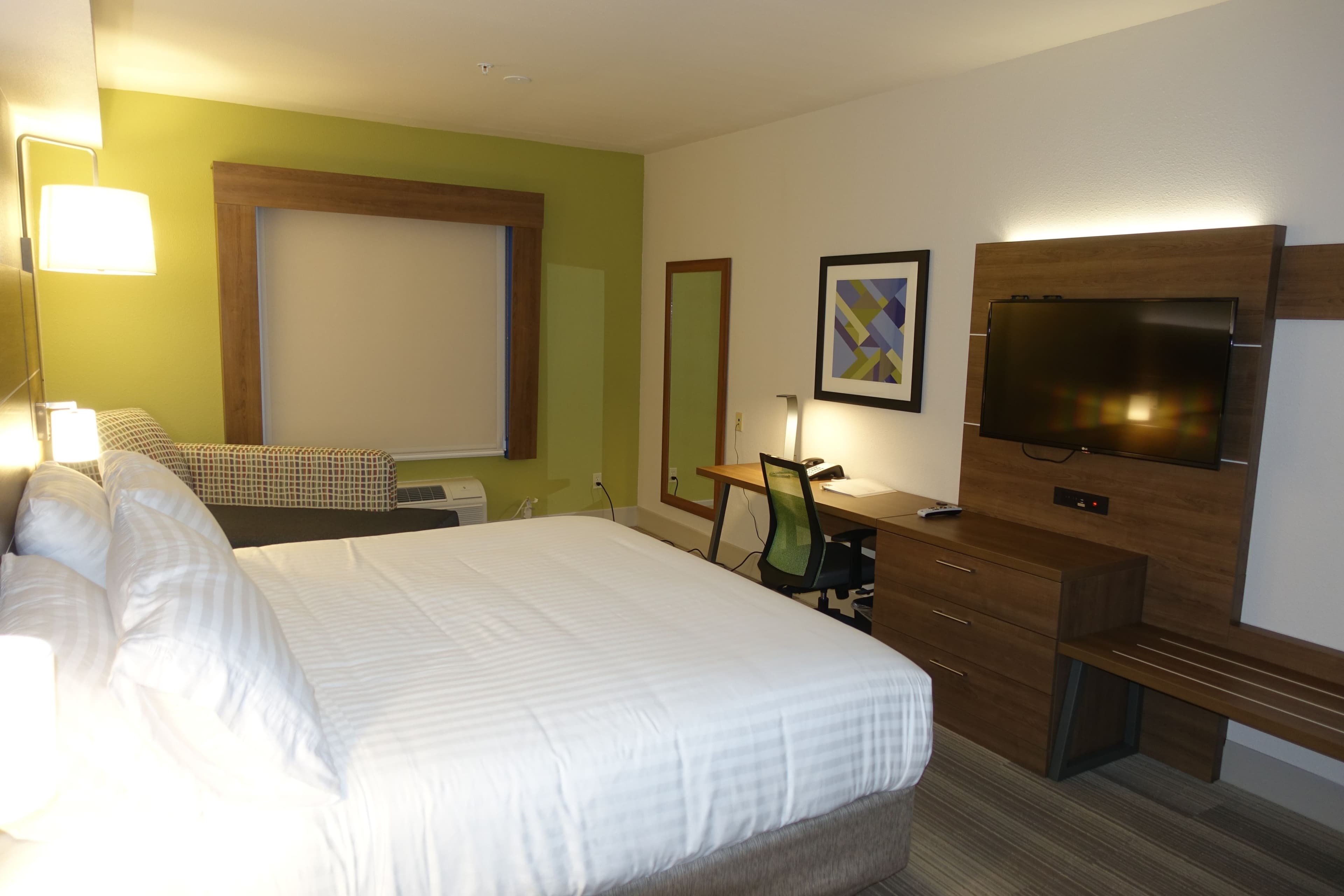 Holiday Inn Express & Suites Brentwood — 6