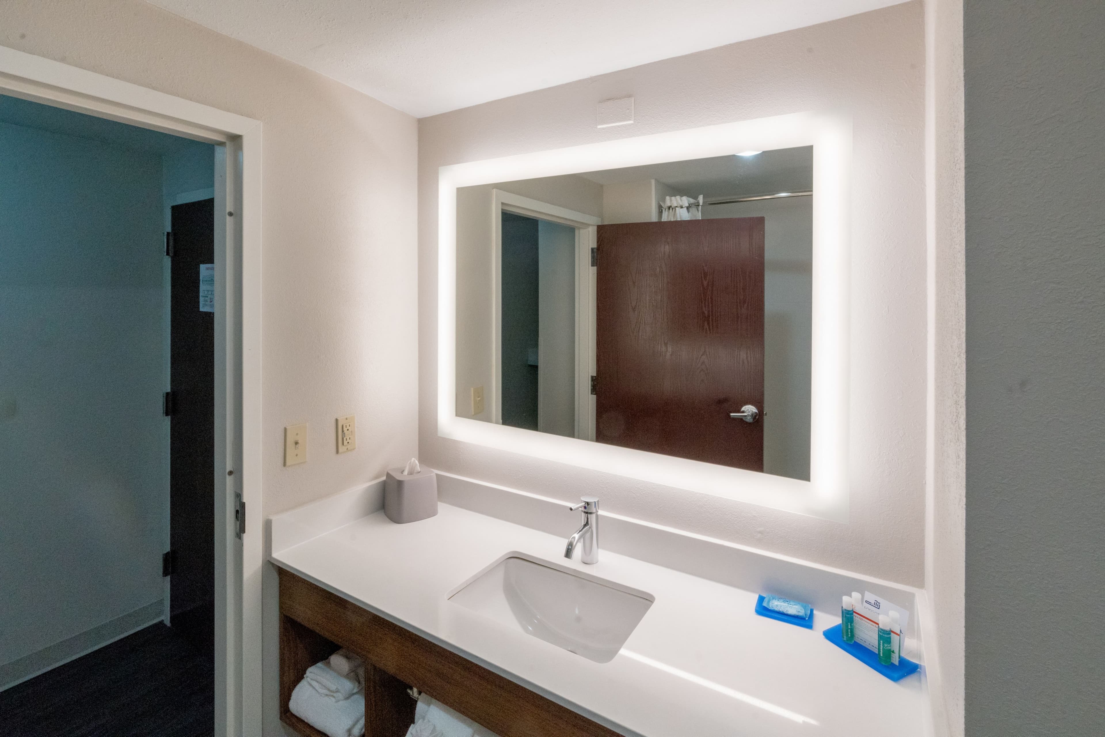Holiday Inn Express & Suites Nashville - Brentwood I-65 — 8