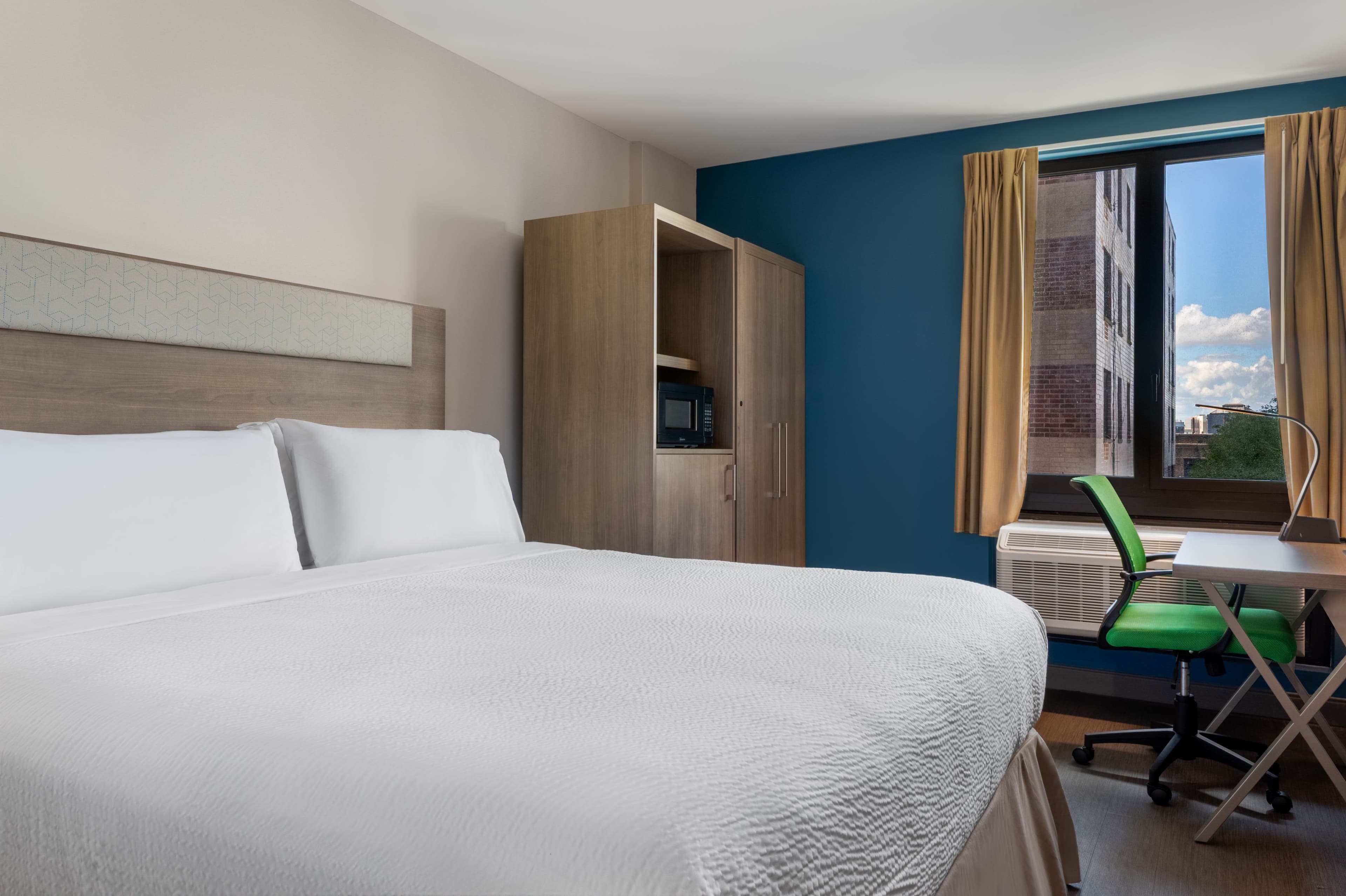 Holiday Inn Express & Suites Bronx - Zoo Area — 7