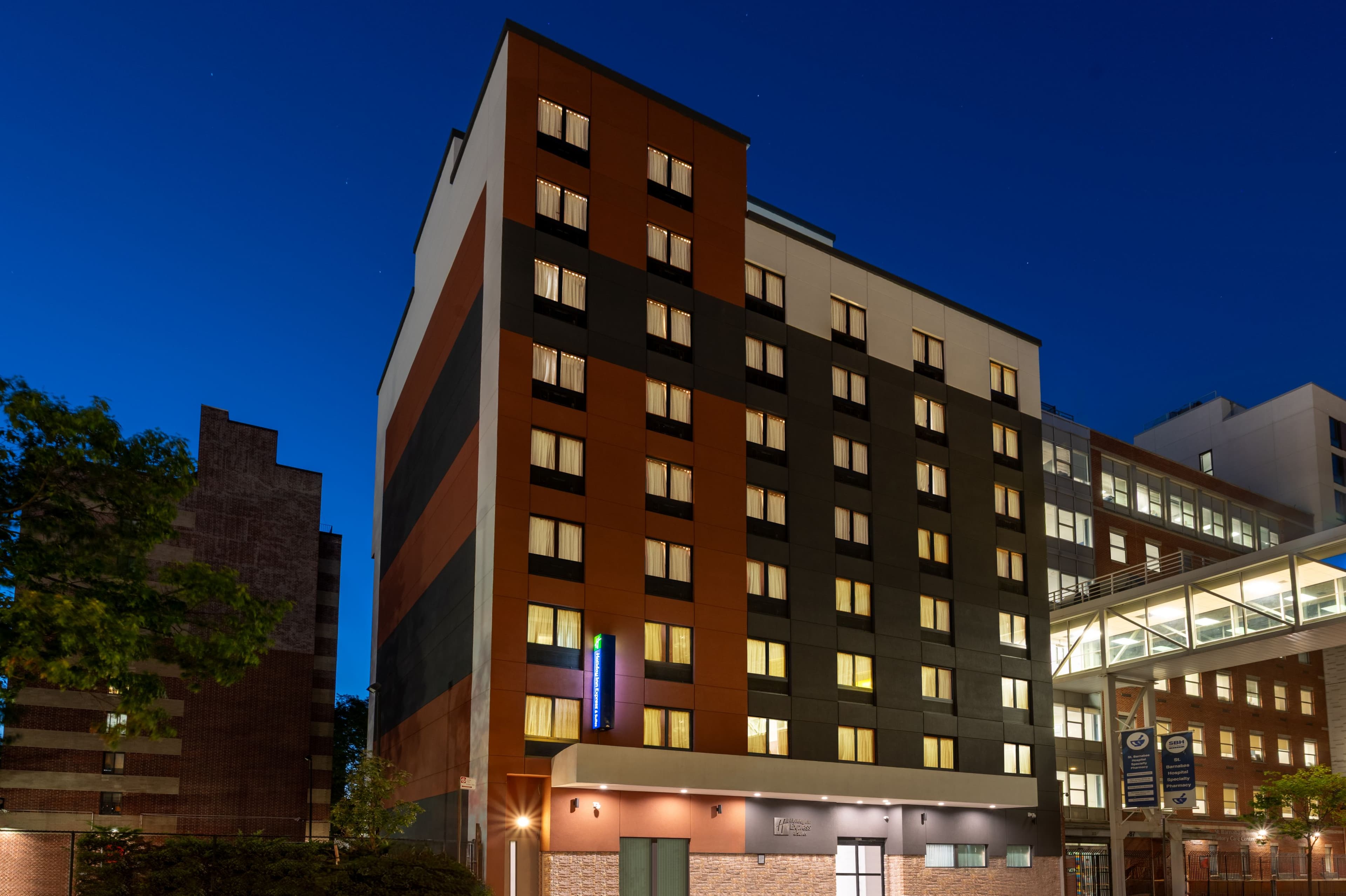Holiday Inn Express & Suites Bronx - Zoo Area - Image 1