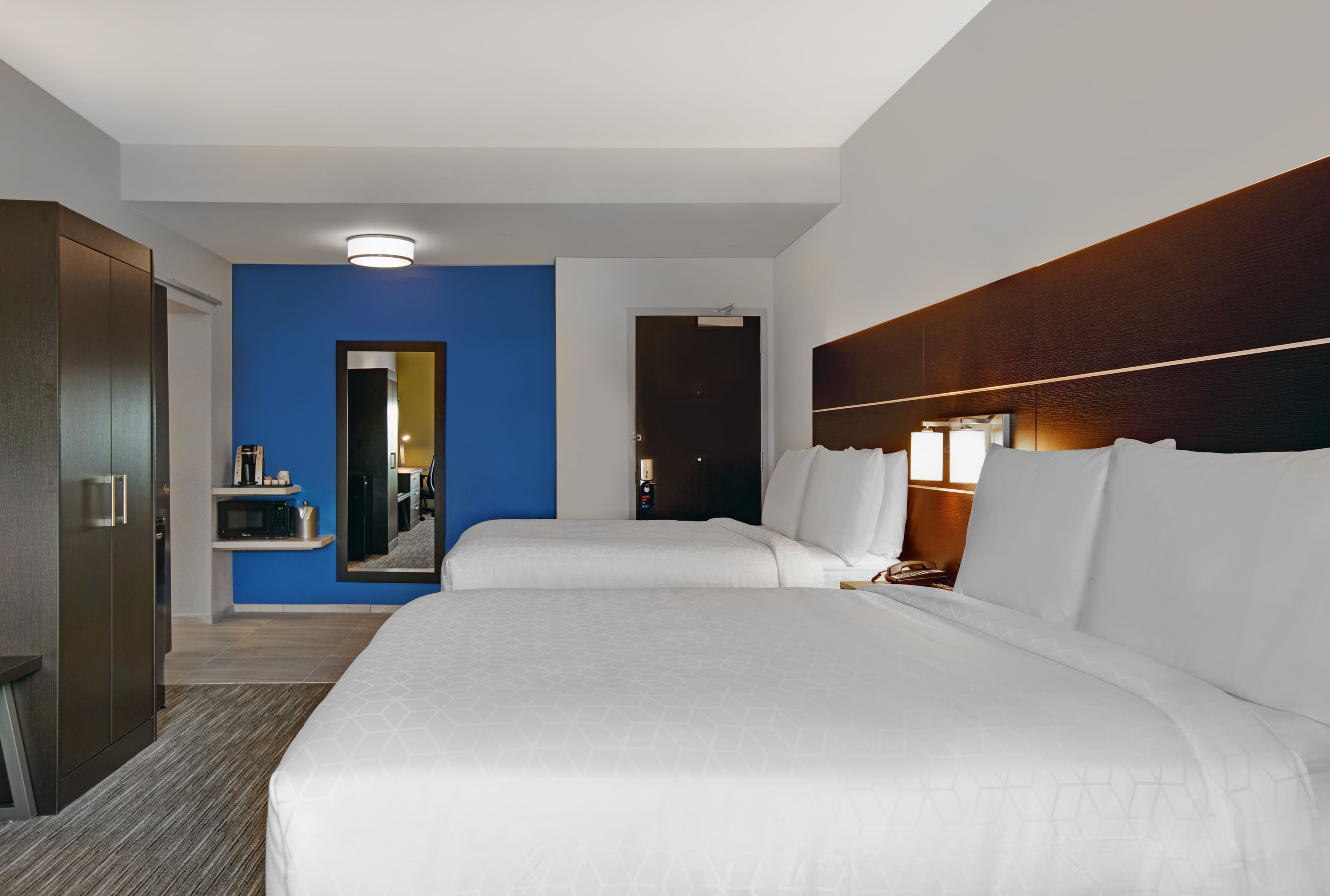 Holiday Inn Express & Suites Milwaukee - Brookfield — 22