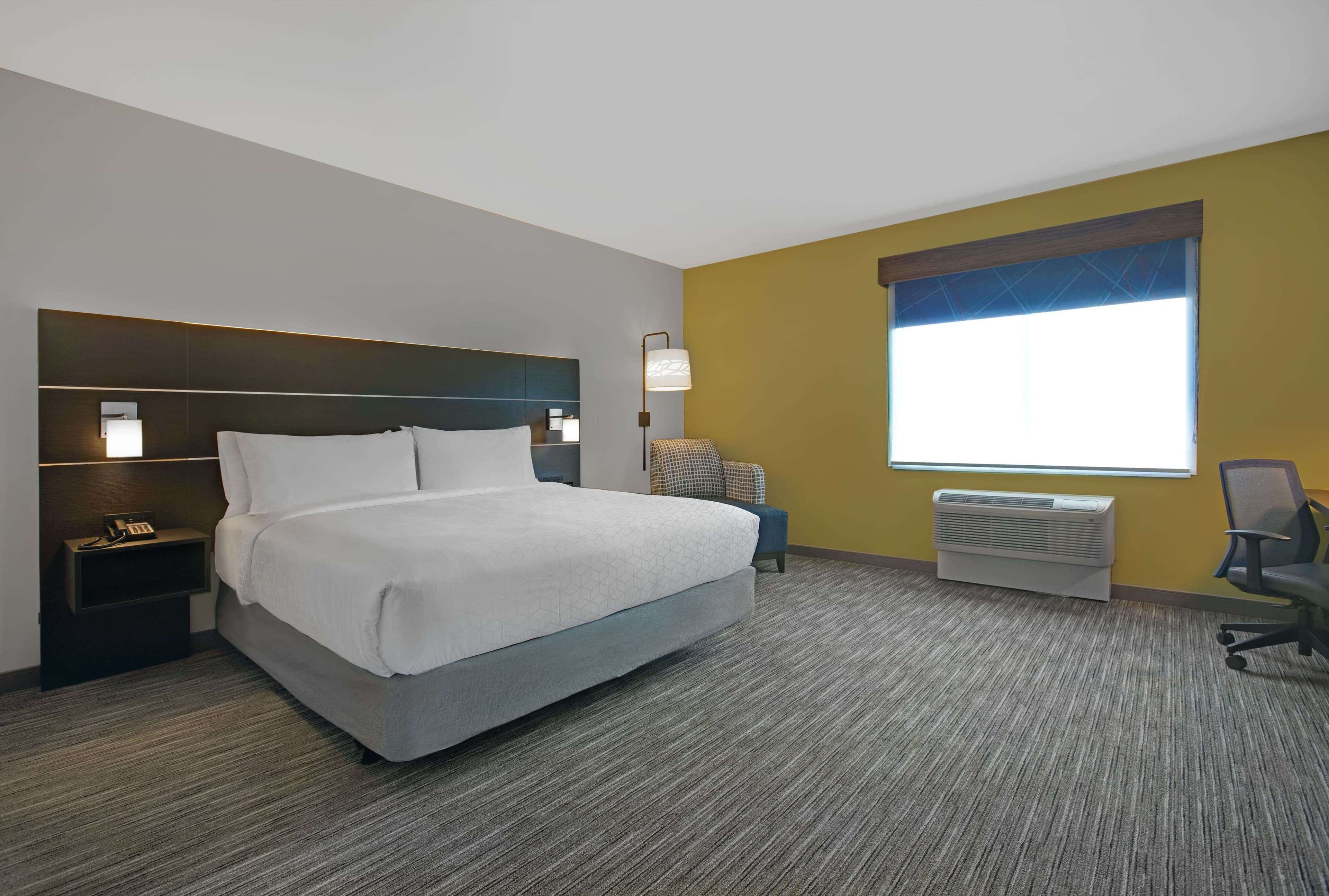 Holiday Inn Express & Suites Milwaukee - Brookfield - Image 3