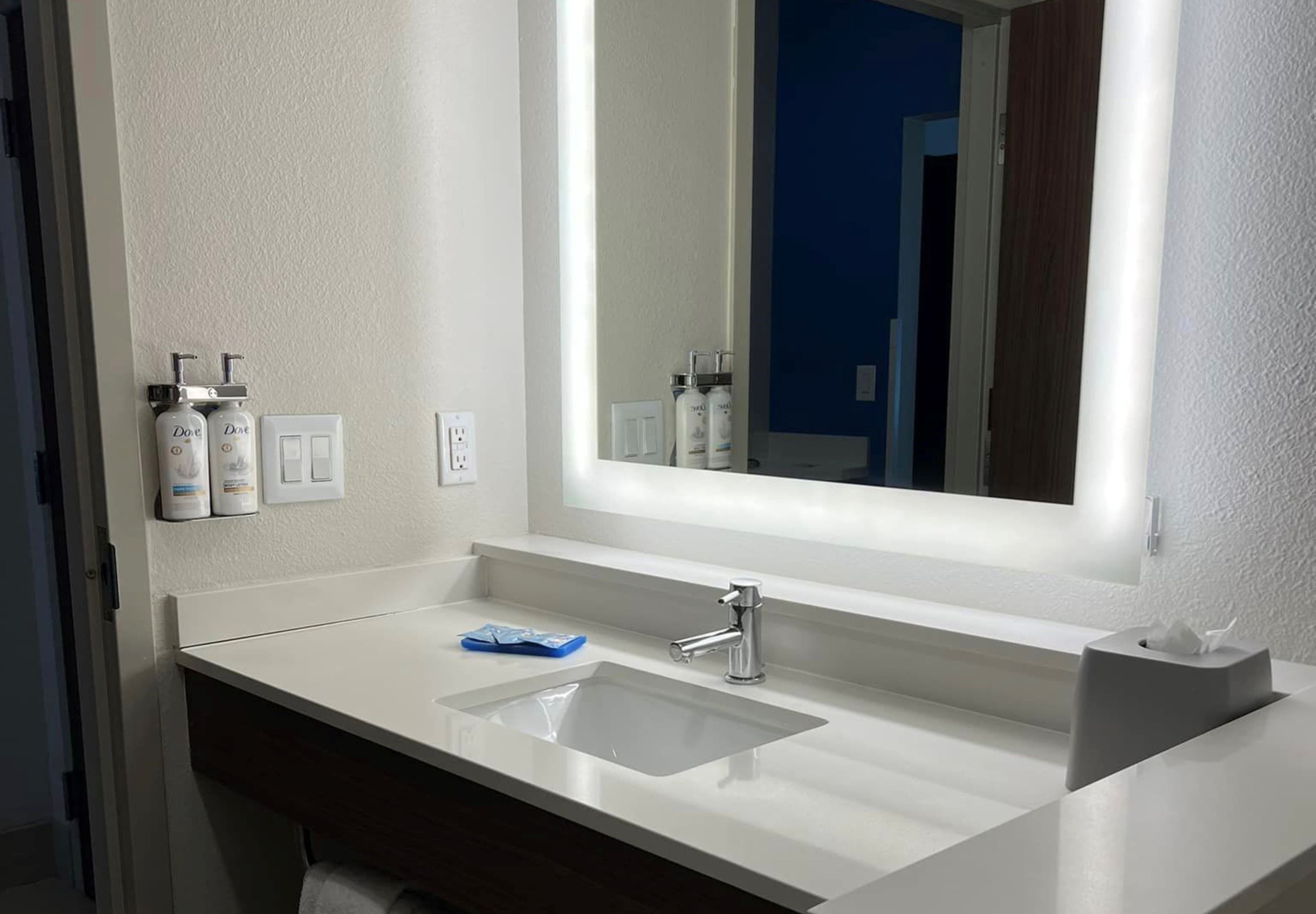 Holiday Inn Express & Suites Bryan - College Station — 12
