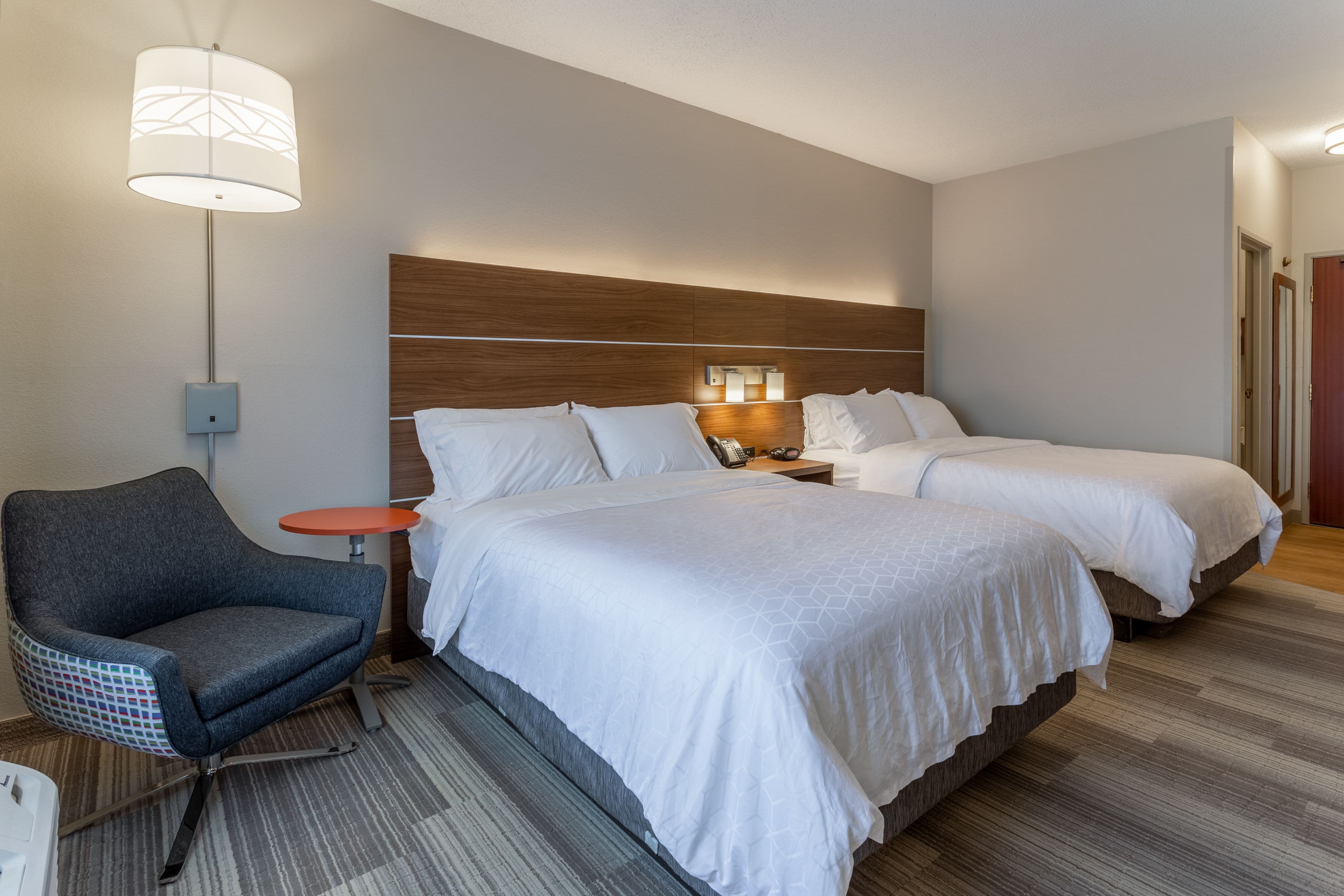 Holiday Inn Express & Suites Burlington — 13