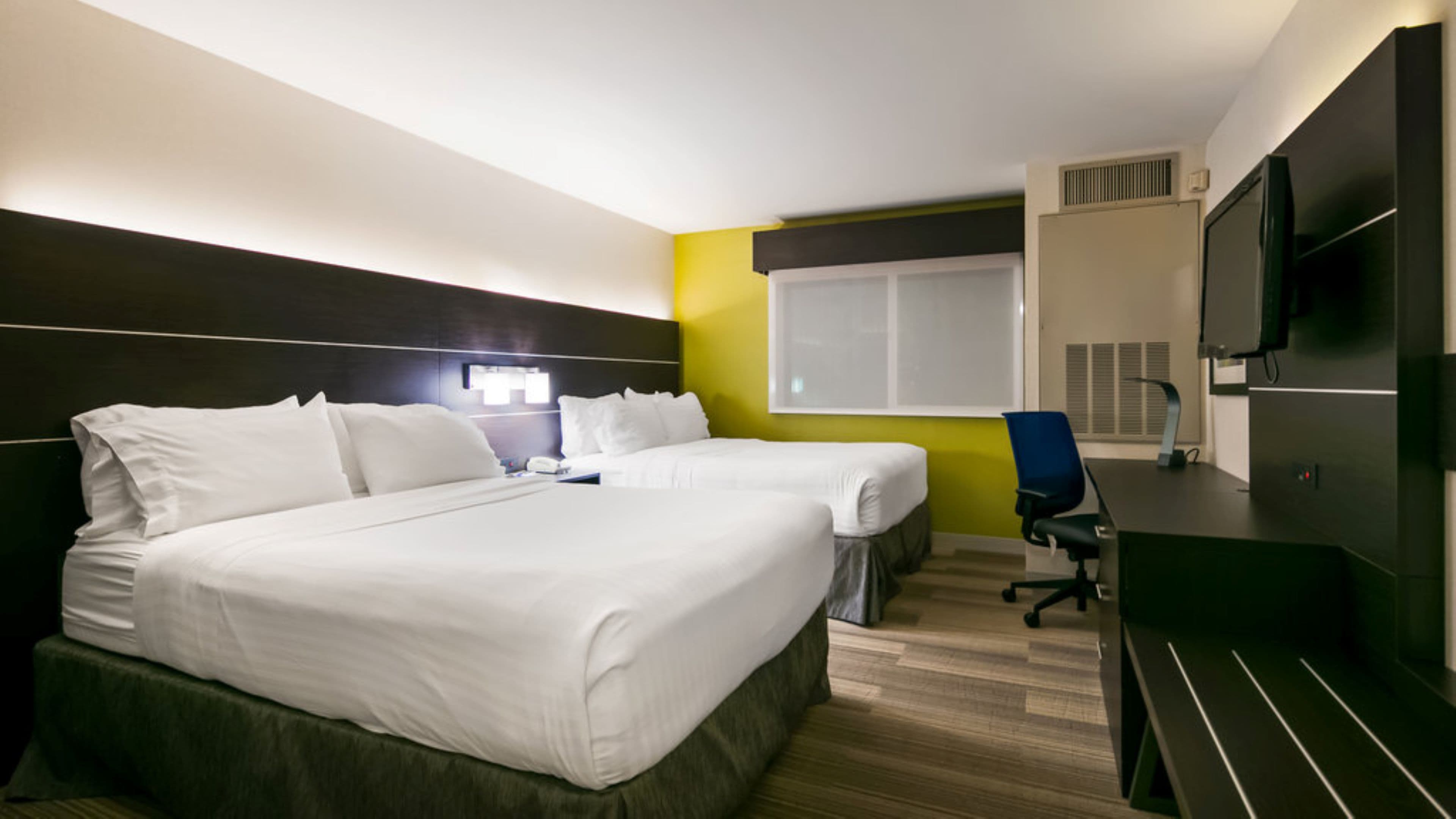 Holiday Inn Express & Suites Burlington — 7