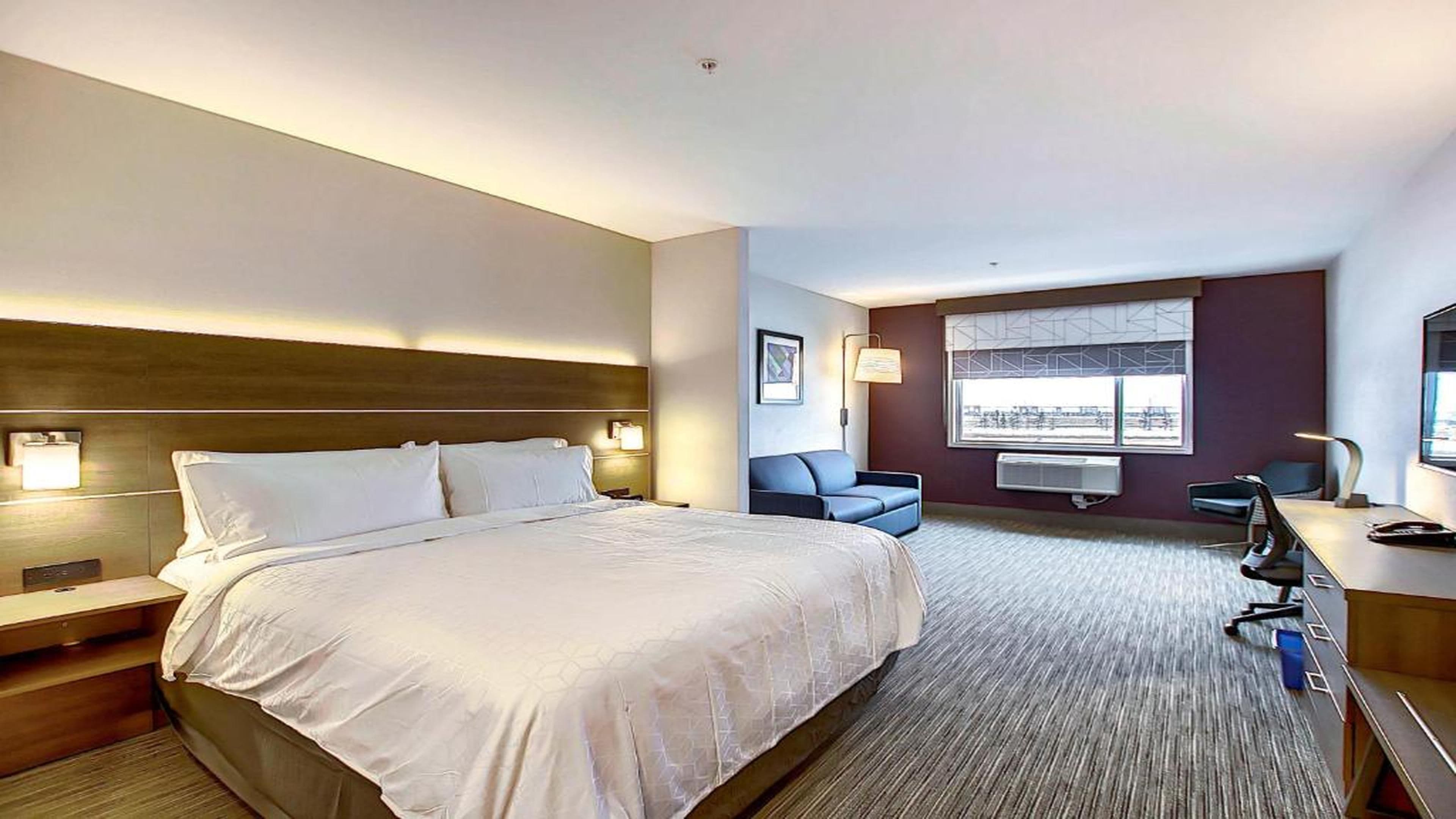 Holiday Inn Express & Suites Calgary Airport Trail NE — 8