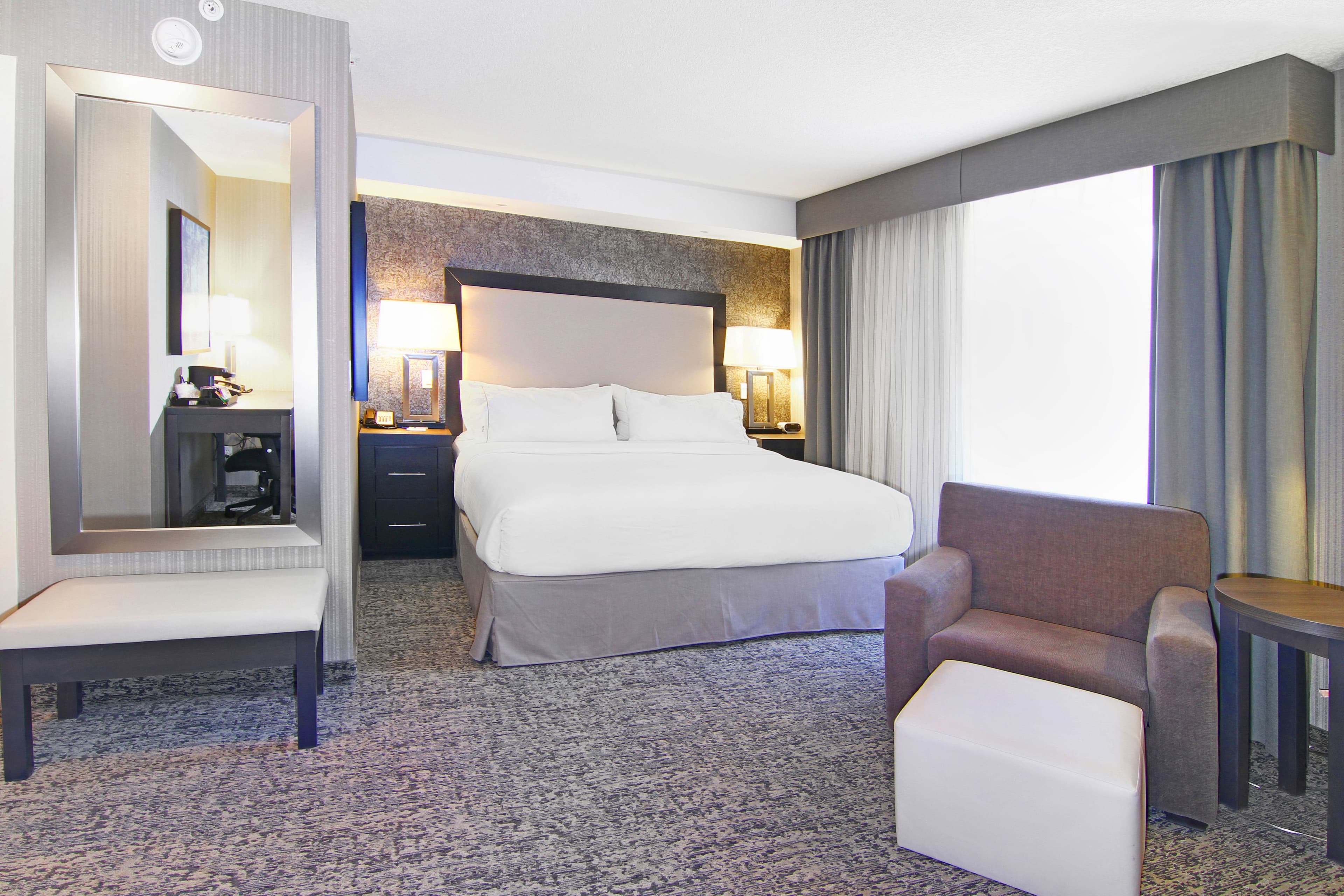 Holiday Inn Express & Suites Calgary — 8