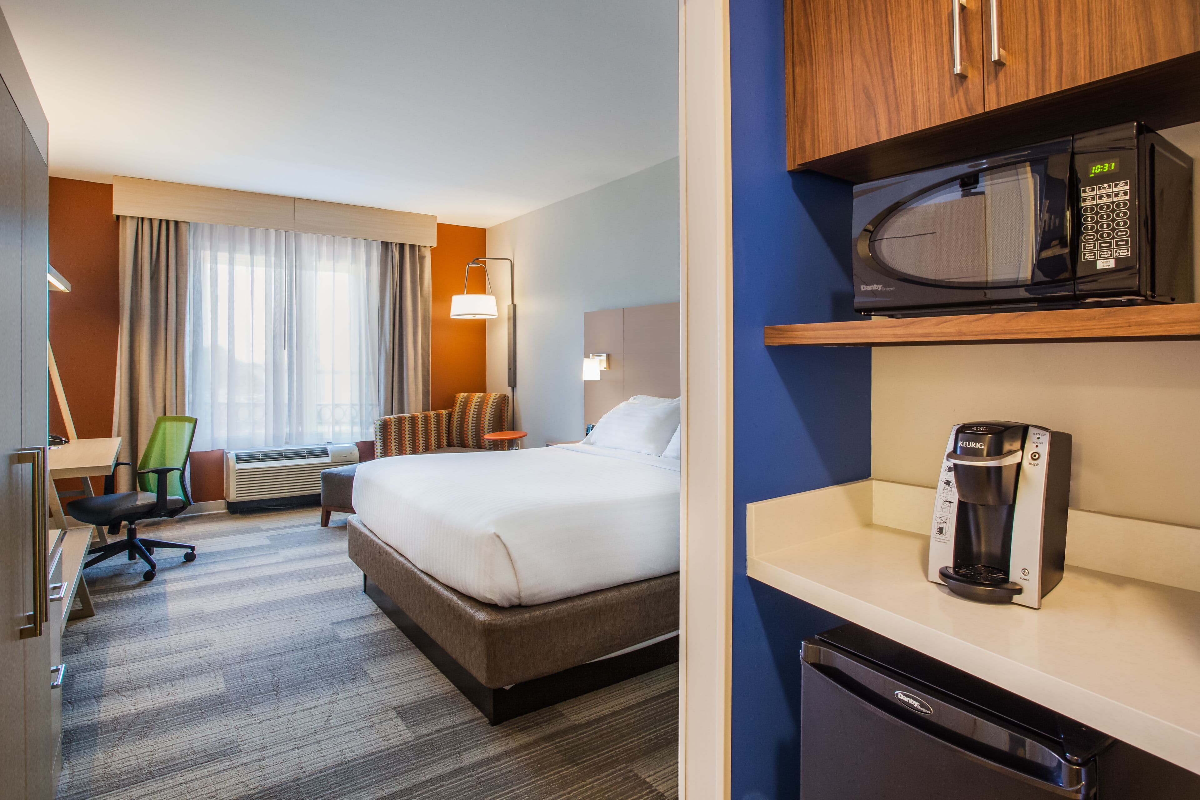 Holiday Inn Express & Suites Lexington Park-California — 11