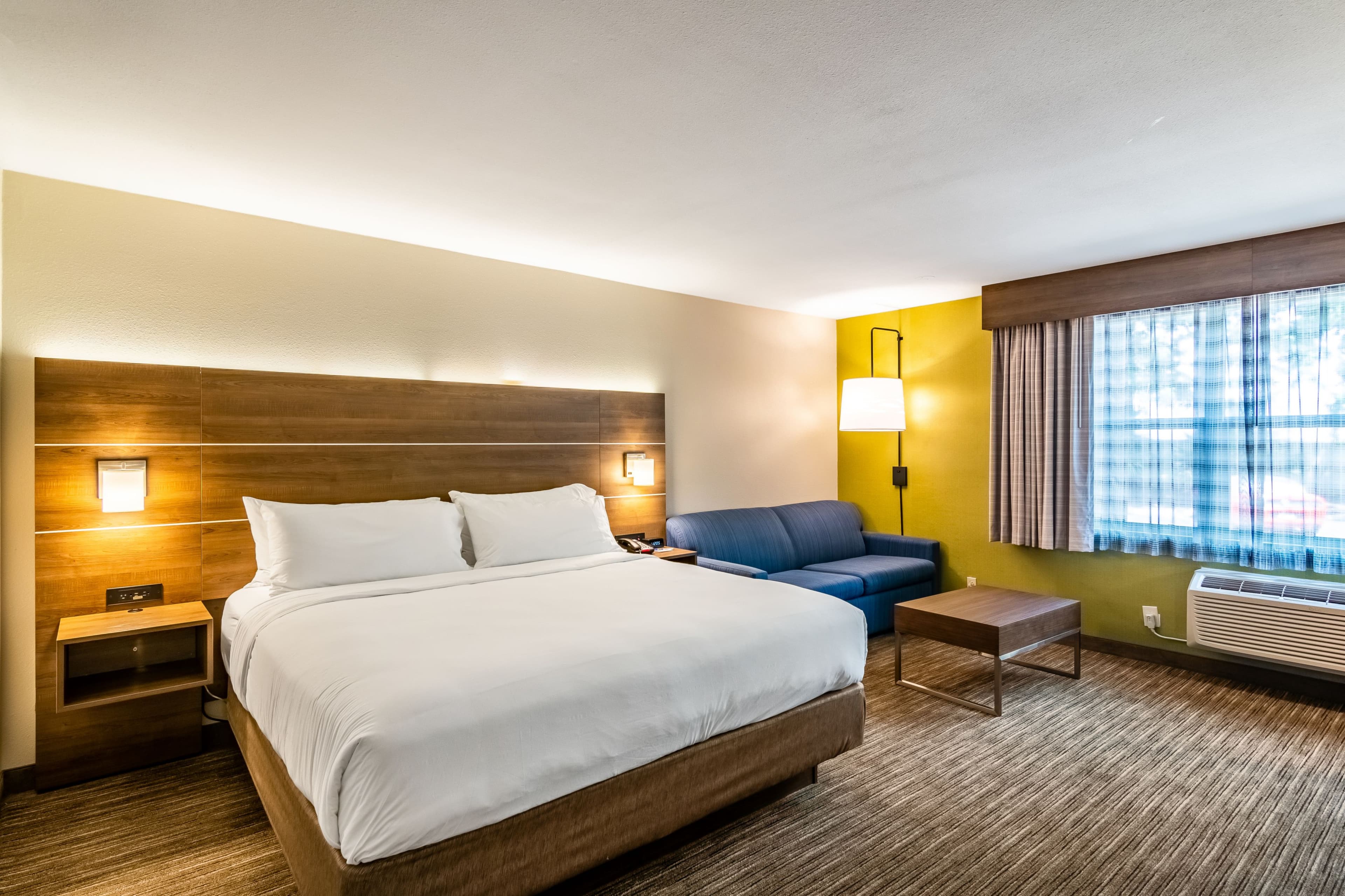 Holiday Inn Express & Suites Camarillo - Image 4