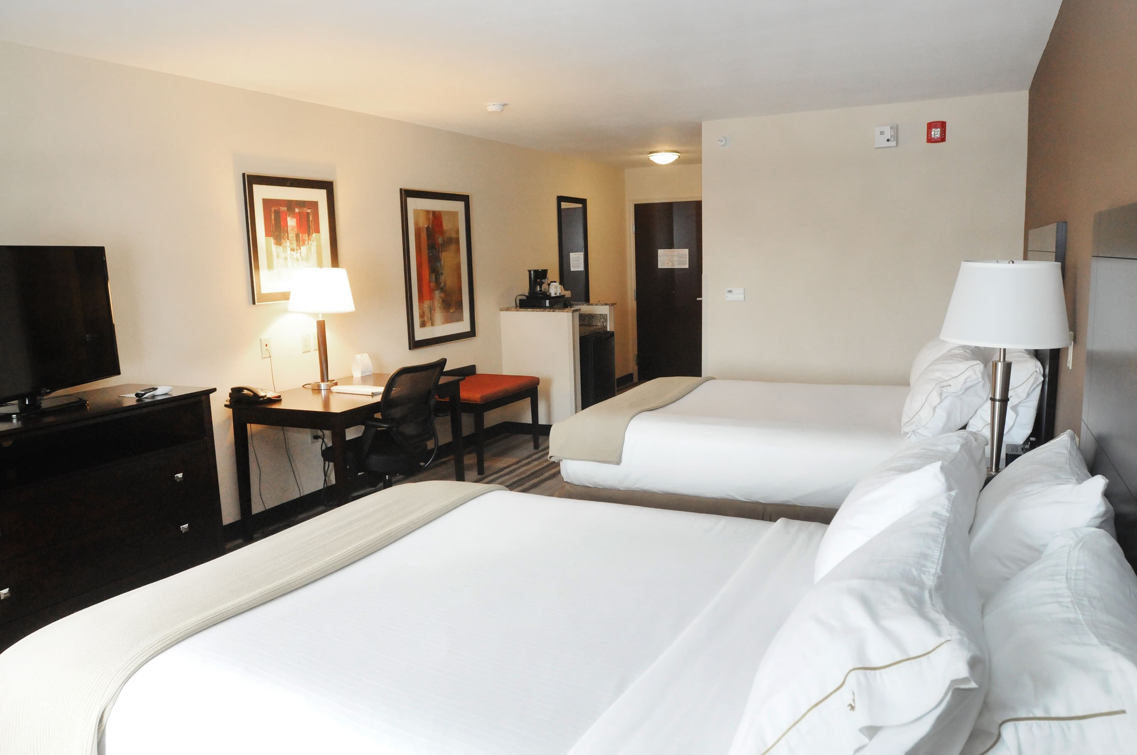 Holiday Inn Express & Suites Cambridge — 13