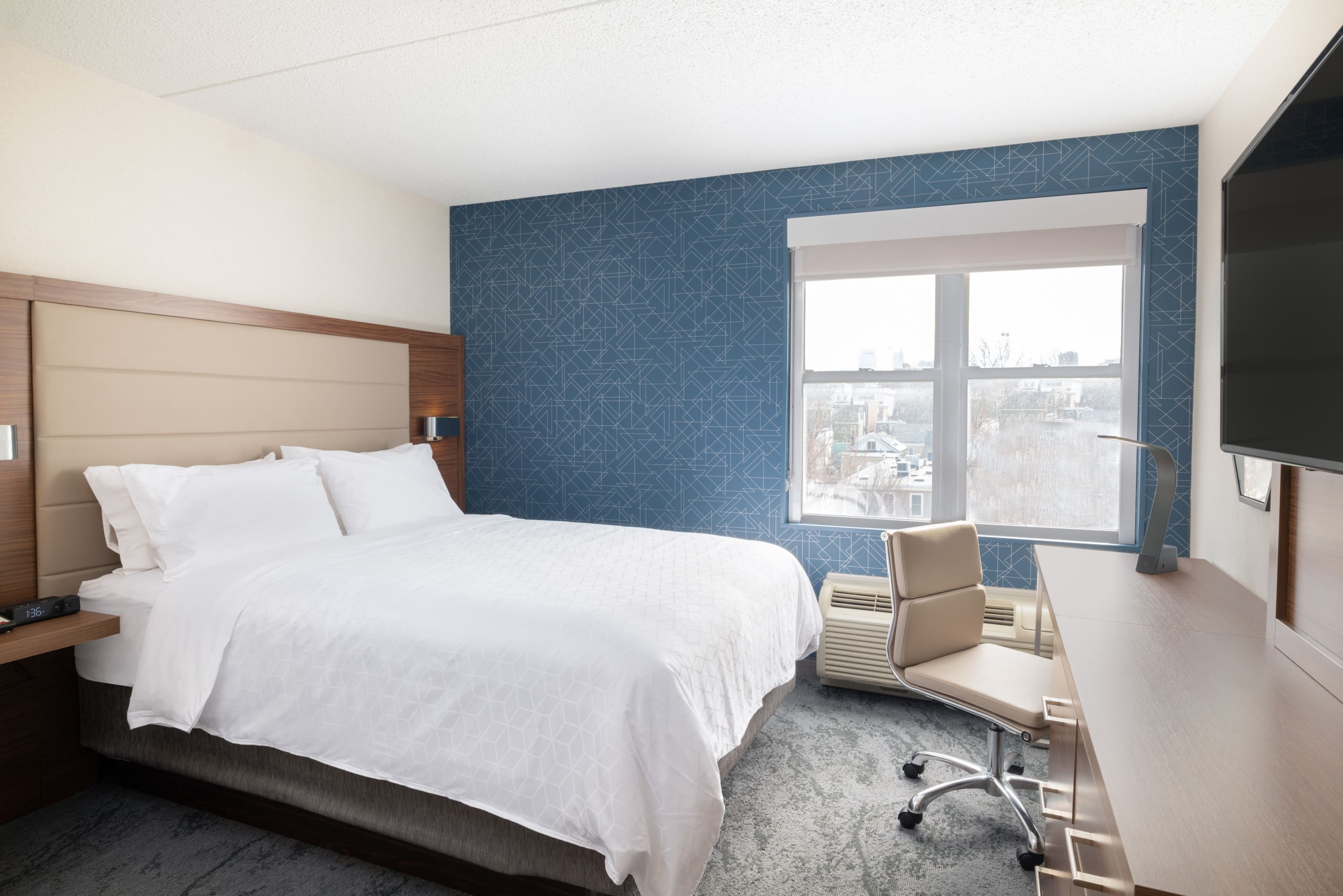 Holiday Inn Express & Suites Boston - Cambridge — 13