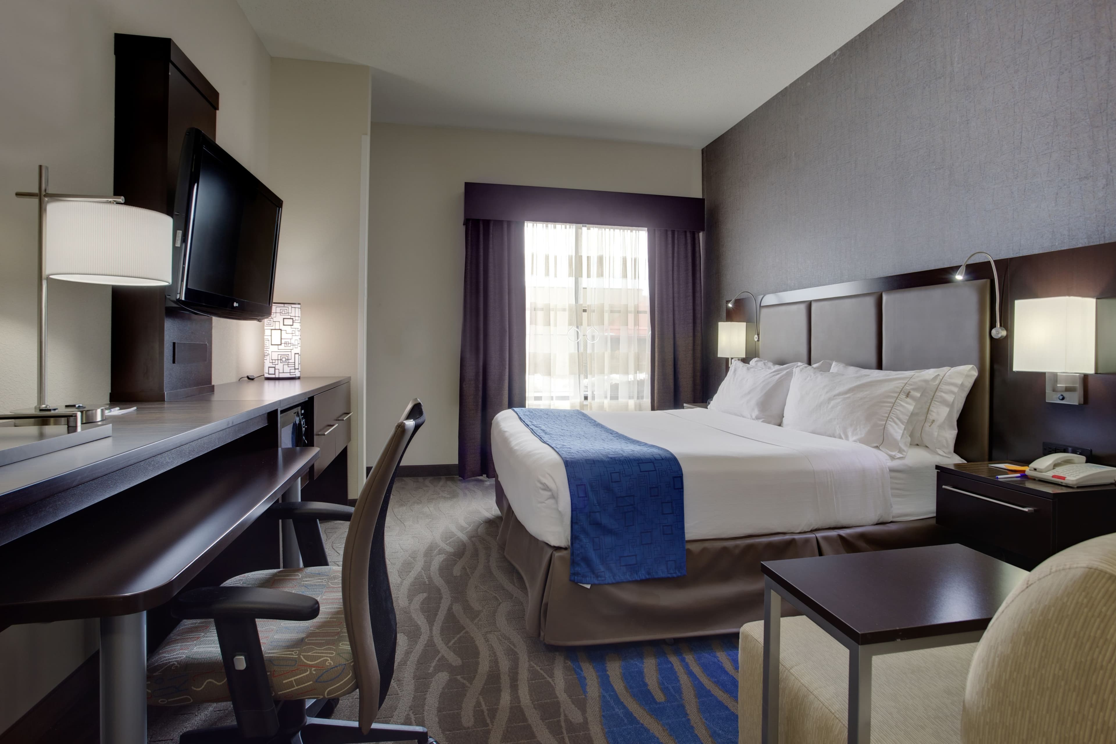 Holiday Inn Express & Suites Meadowlands Area - Image 4