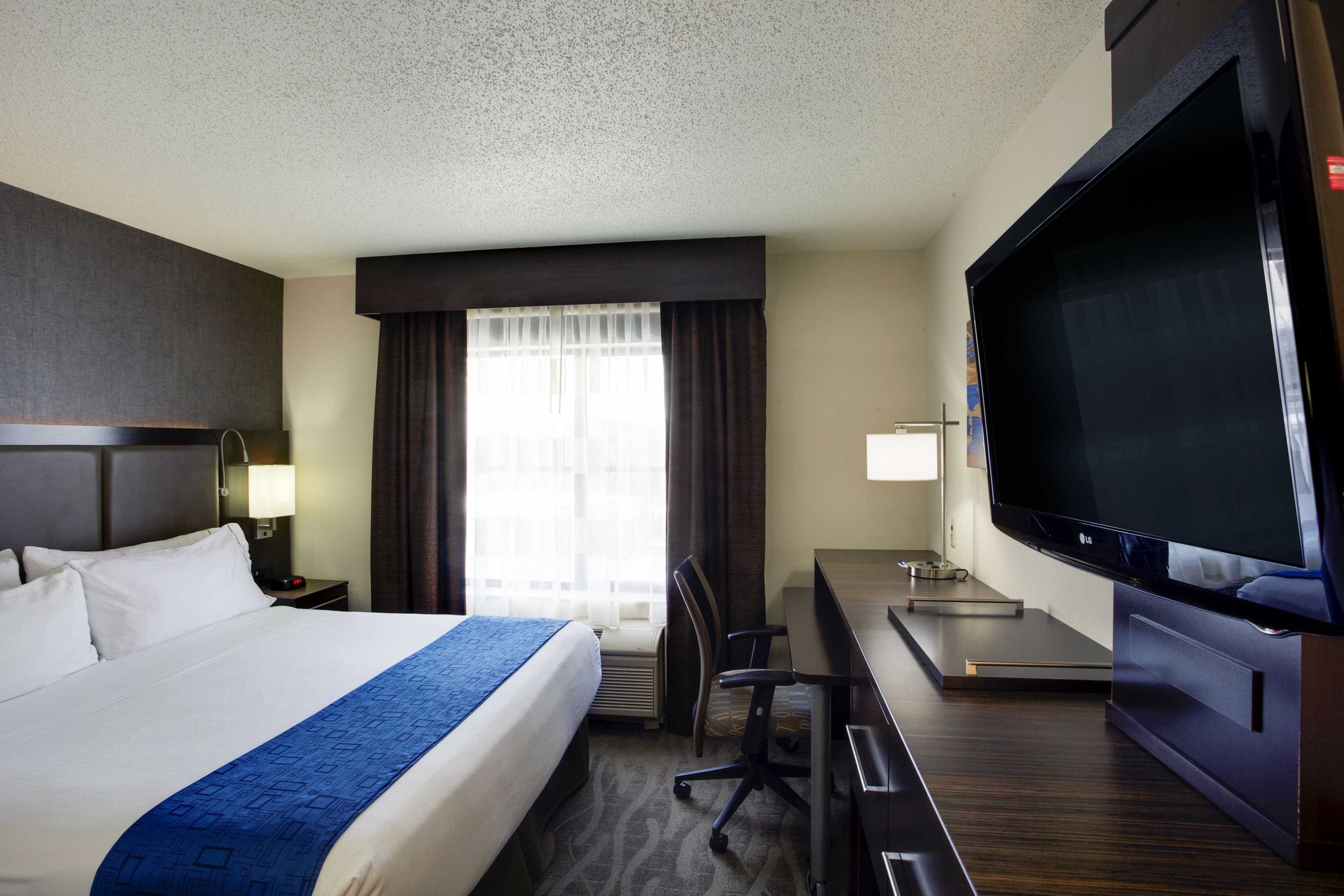 Holiday Inn Express & Suites Meadowlands Area - Image 2