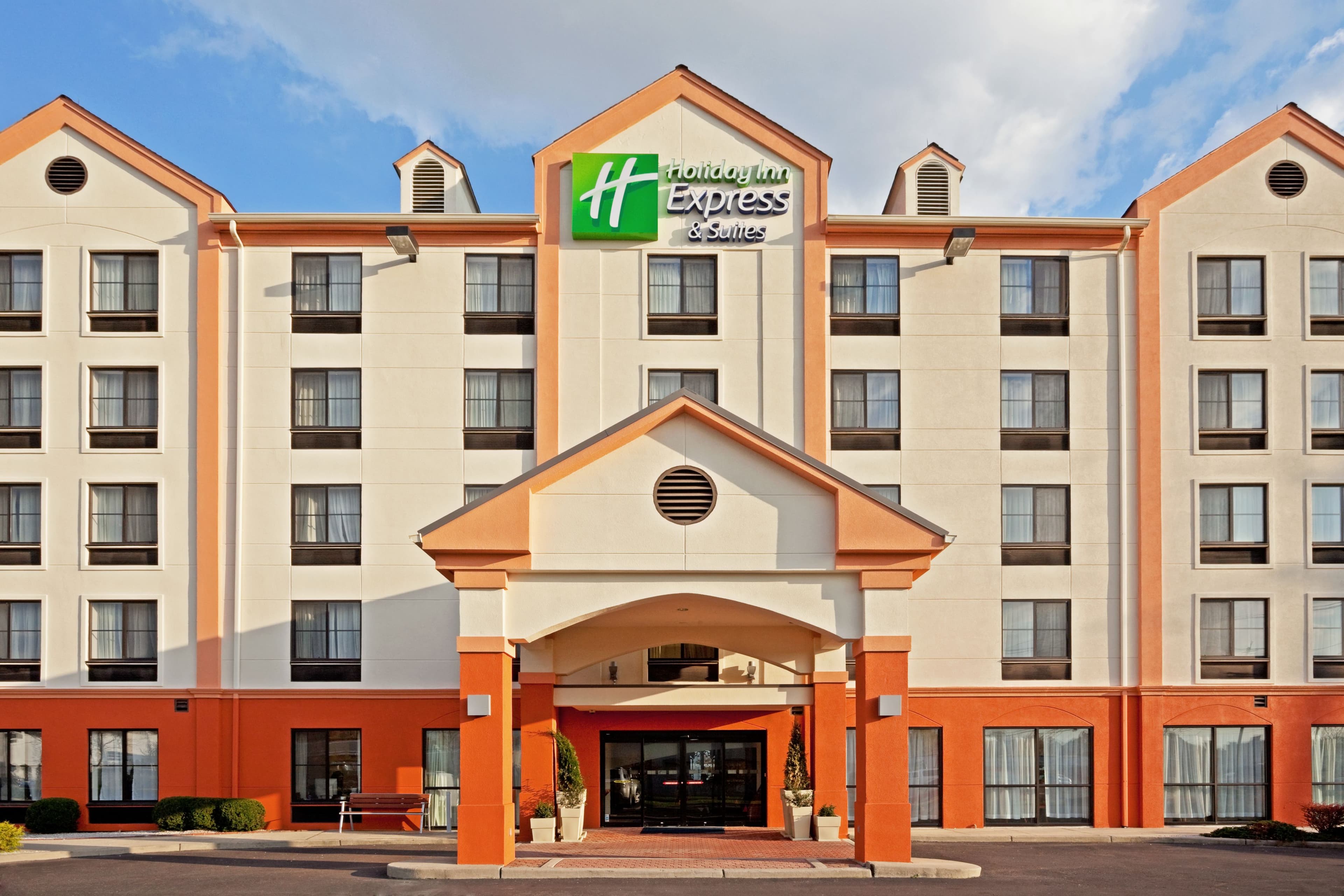 Holiday Inn Express & Suites Meadowlands Area - Image 1