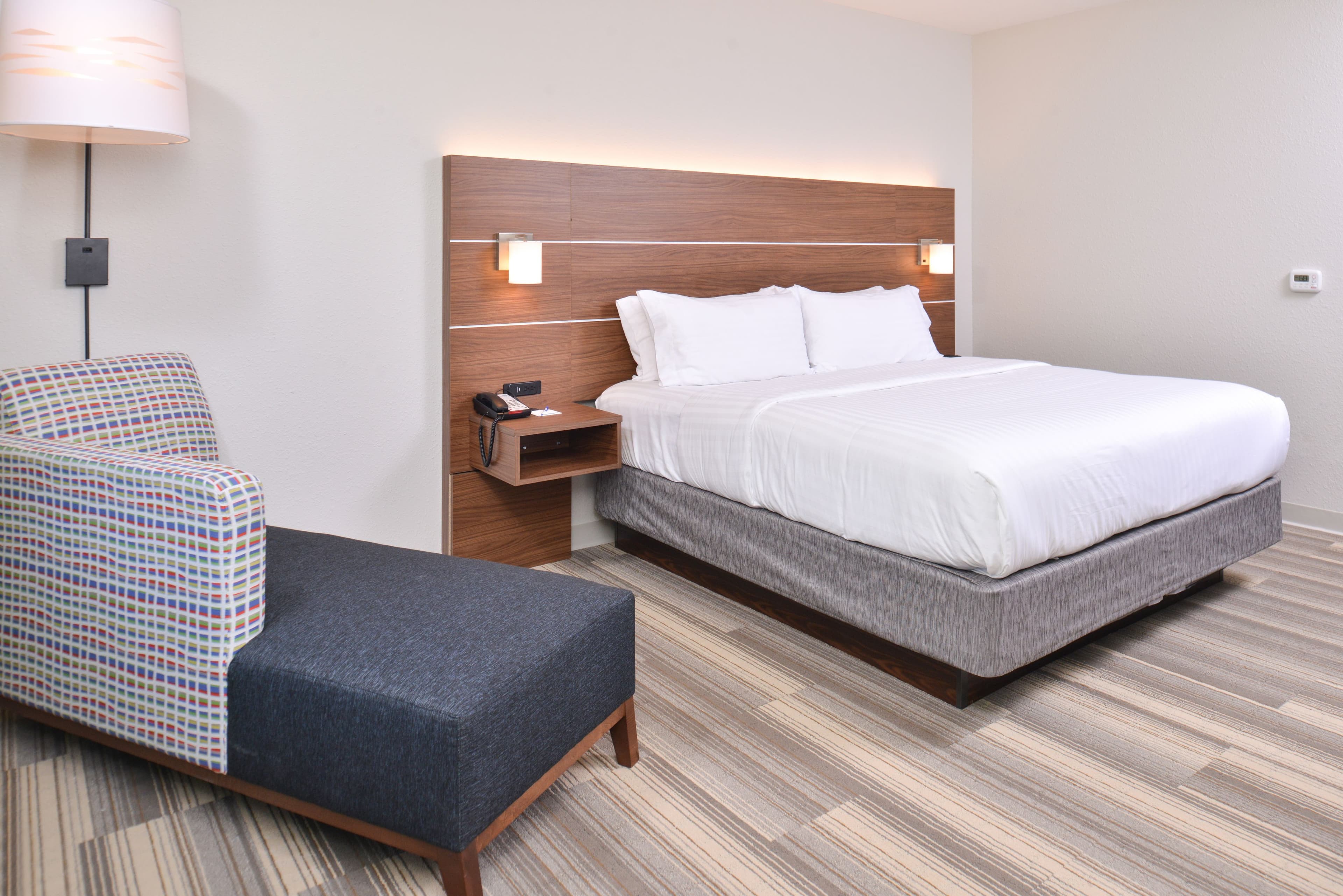 Holiday Inn Express & Suites Omaha Airport — 6