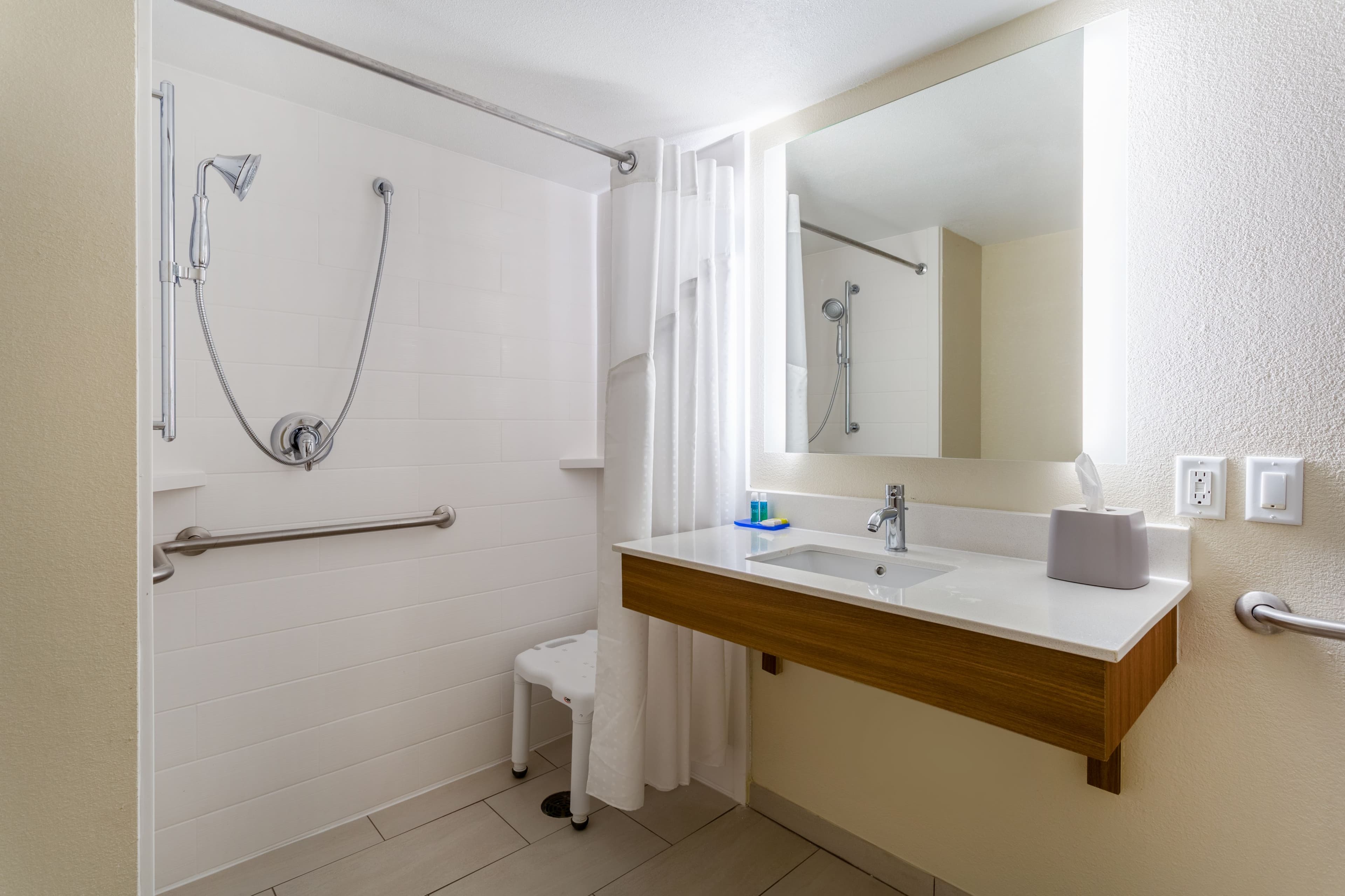 Holiday Inn Express & Suites Cedar Falls - Waterloo — 9