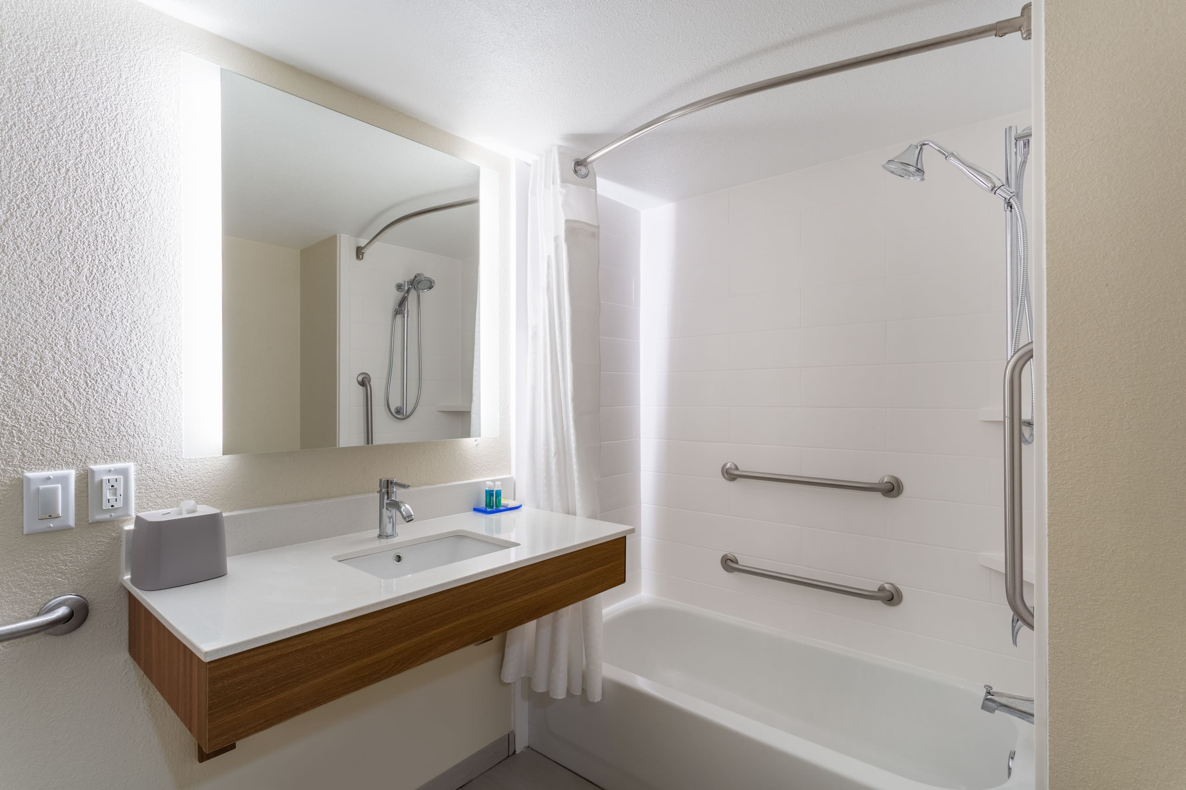 Holiday Inn Express & Suites Cedar Falls - Waterloo — 6