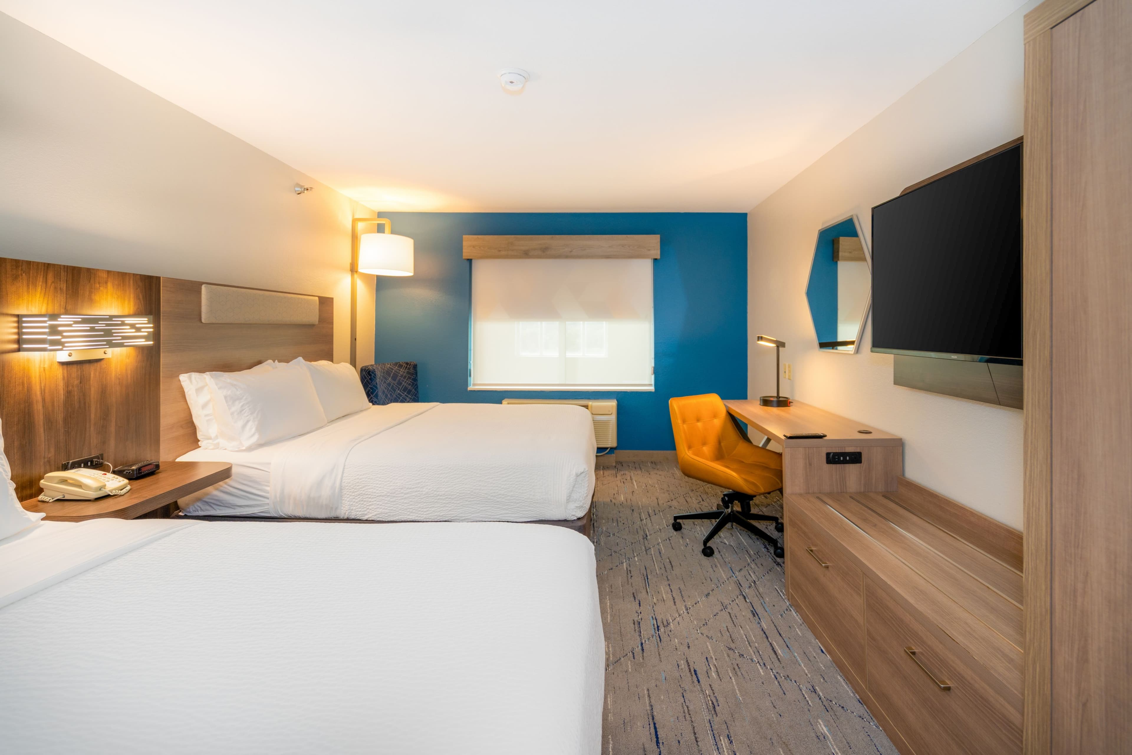 Holiday Inn Express & Suites Chanhassen - Image 2