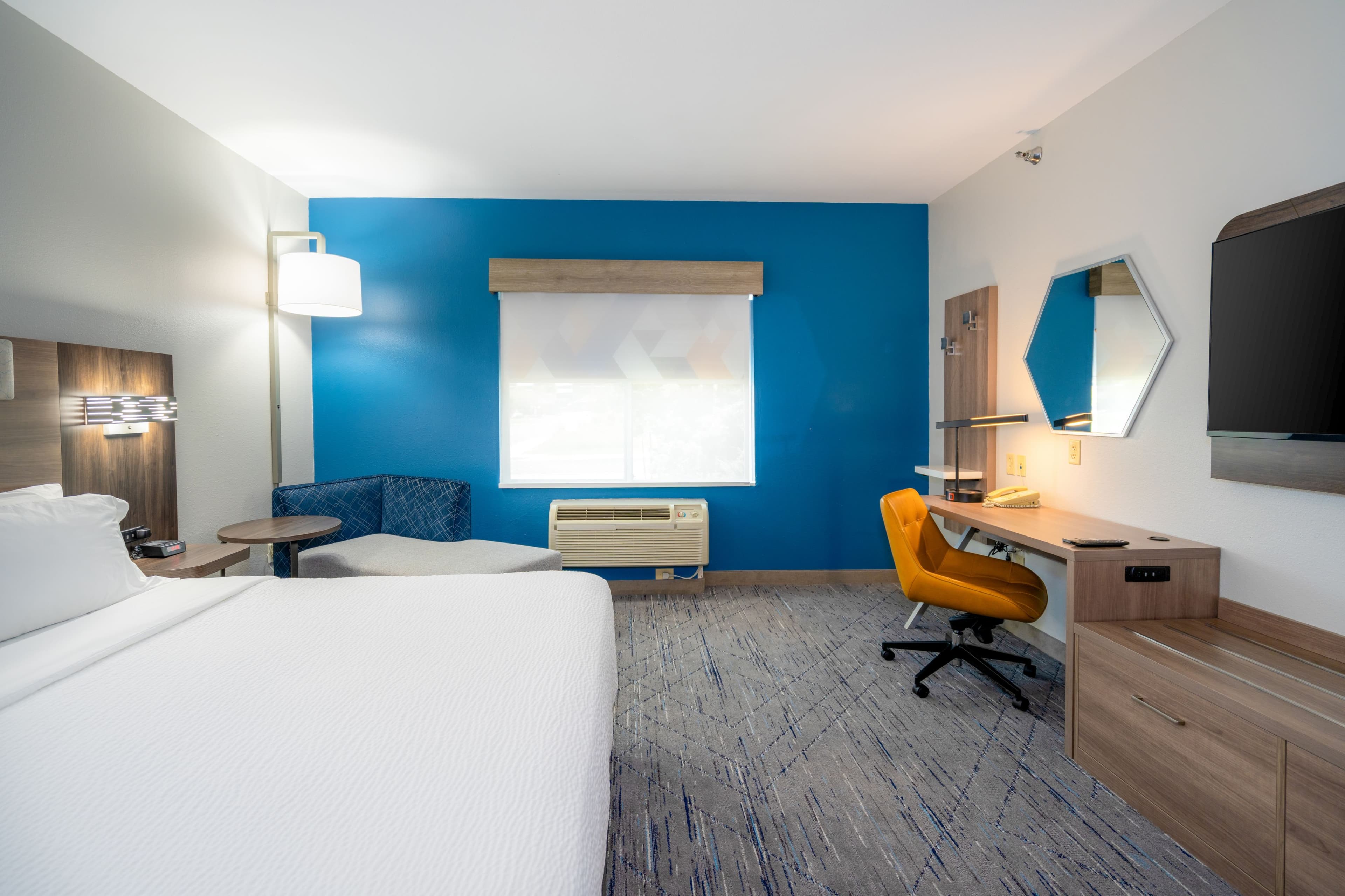 Holiday Inn Express & Suites Chanhassen - Image 5