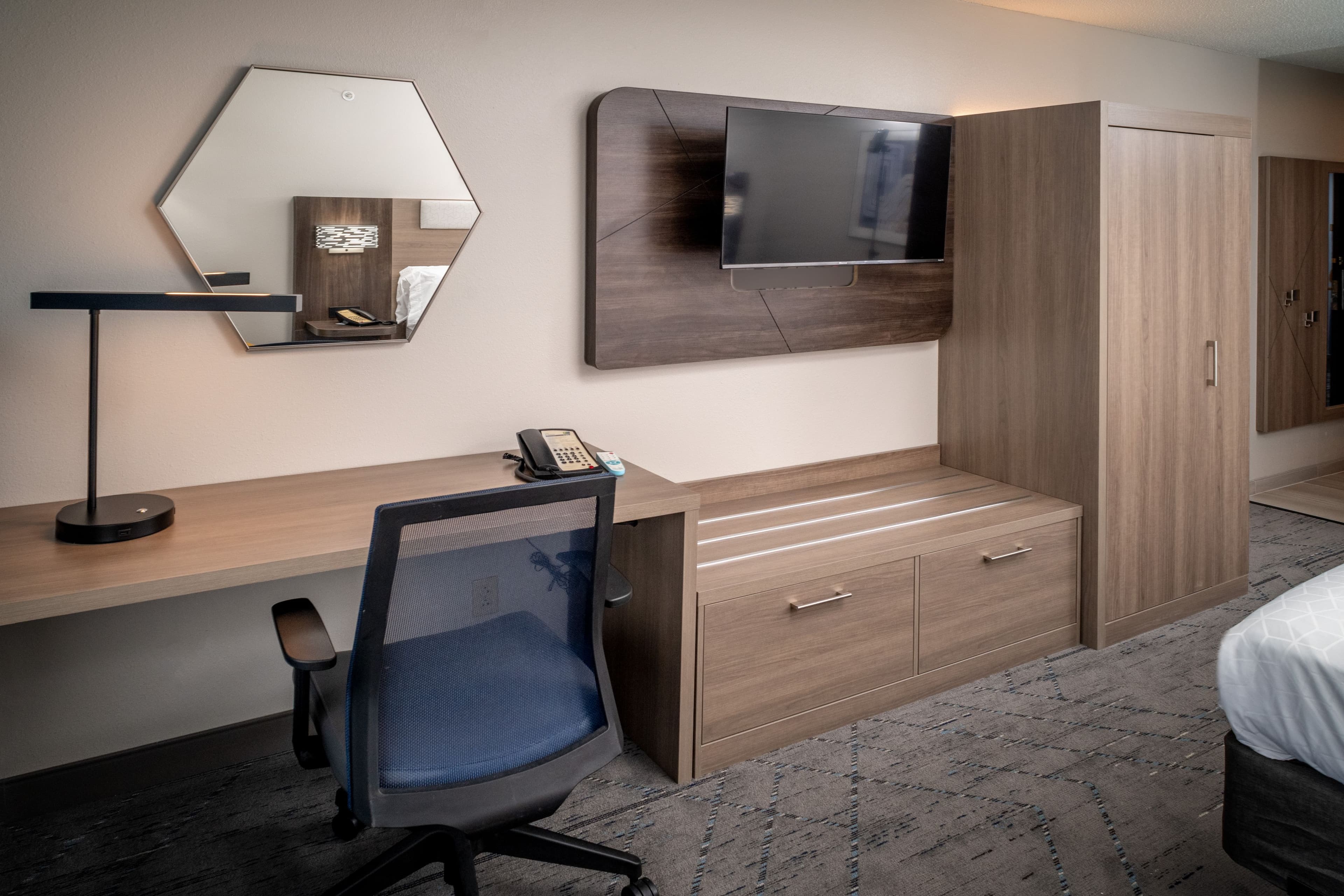 Holiday Inn Express & Suites Charleston-Kanawha City — 8