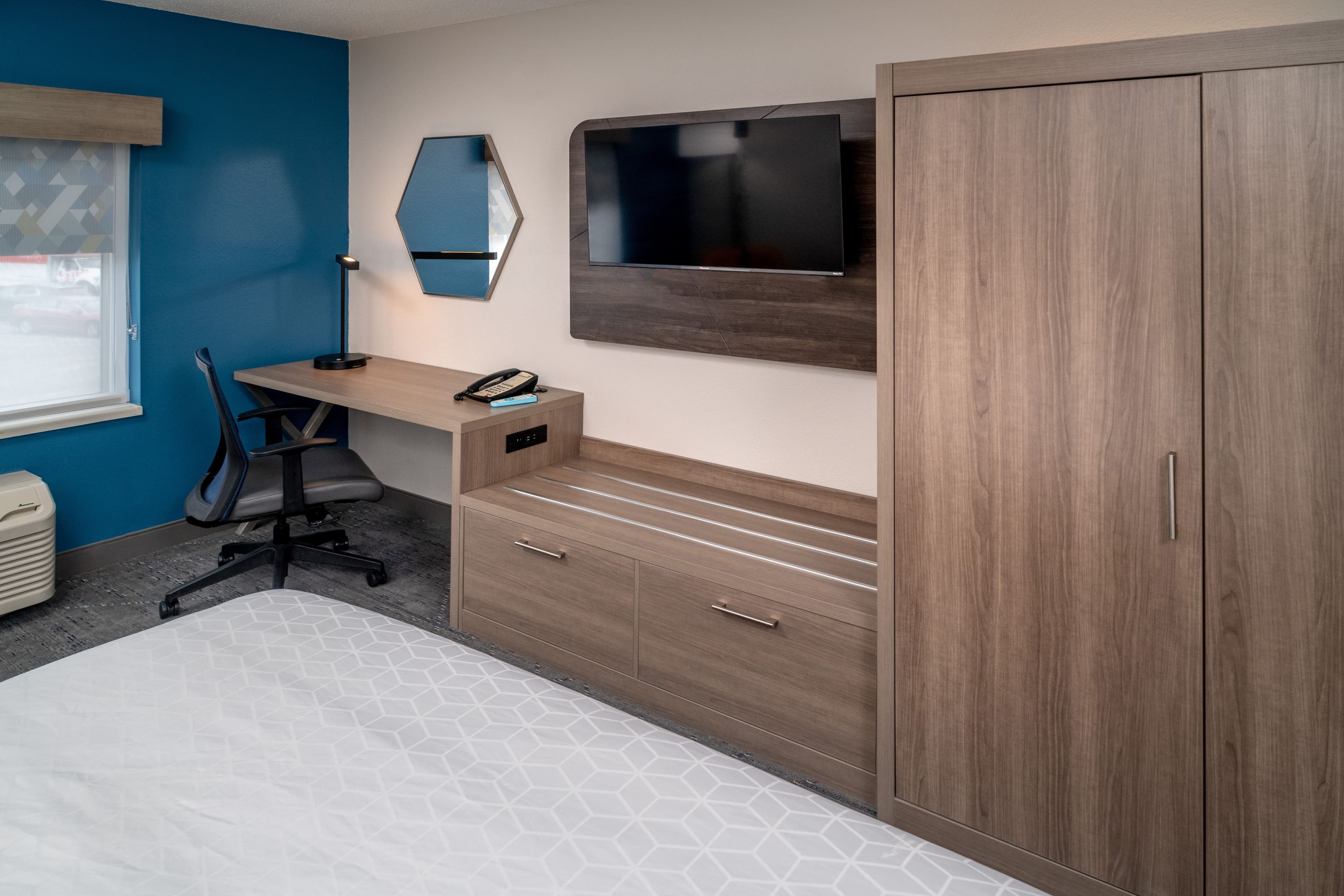 Holiday Inn Express & Suites Charleston-Kanawha City — 9