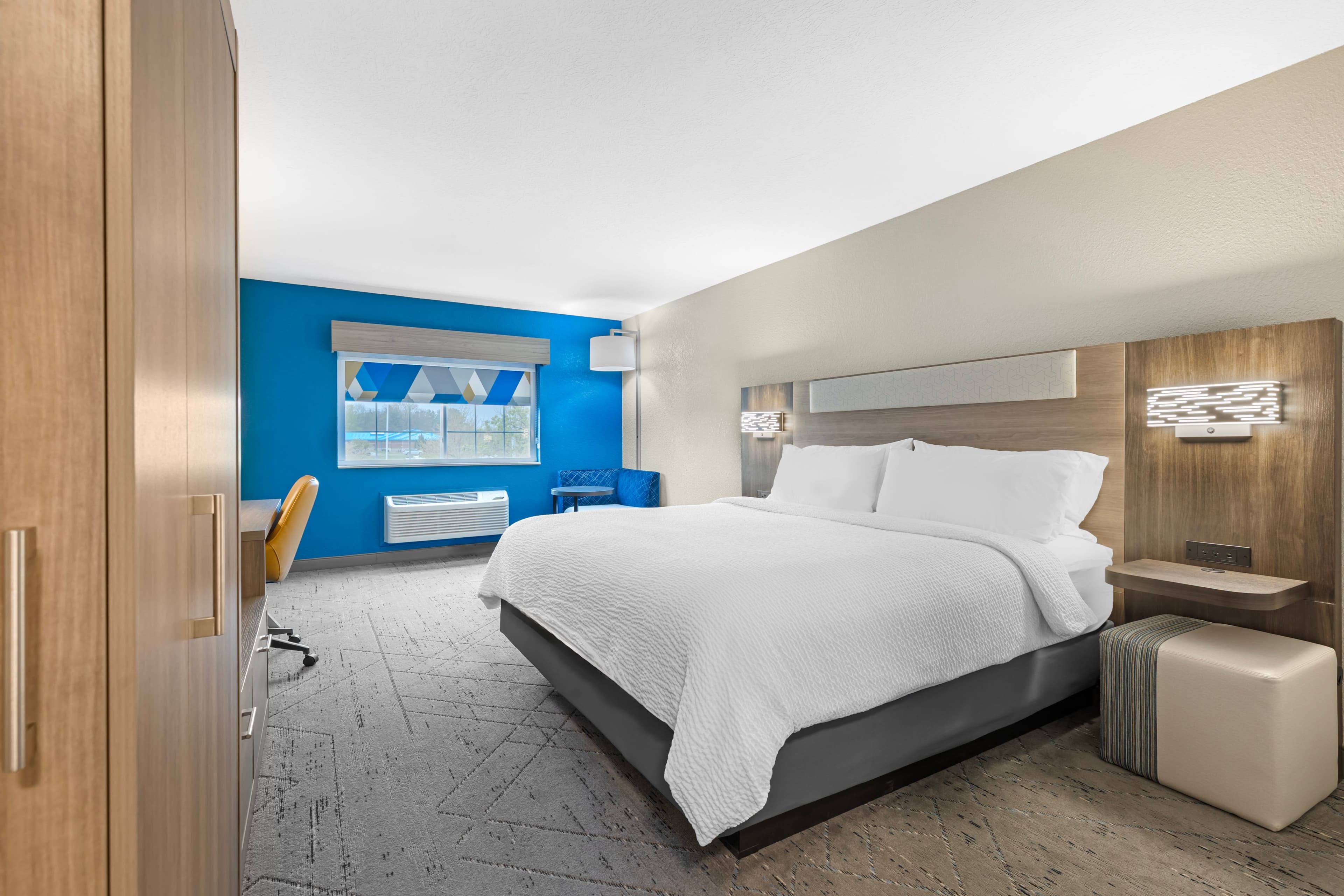 Holiday Inn Express & Suites Charlotte — 11