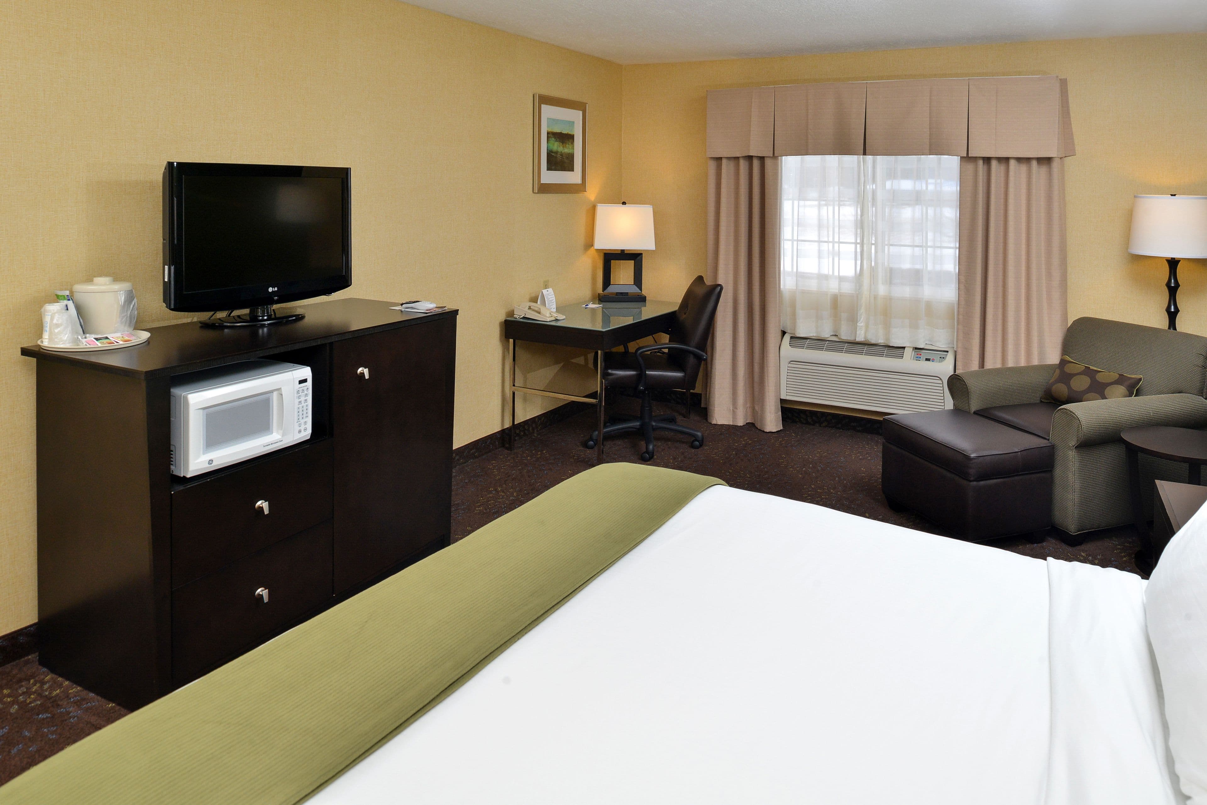 Holiday Inn Express & Suites Charlotte — 7