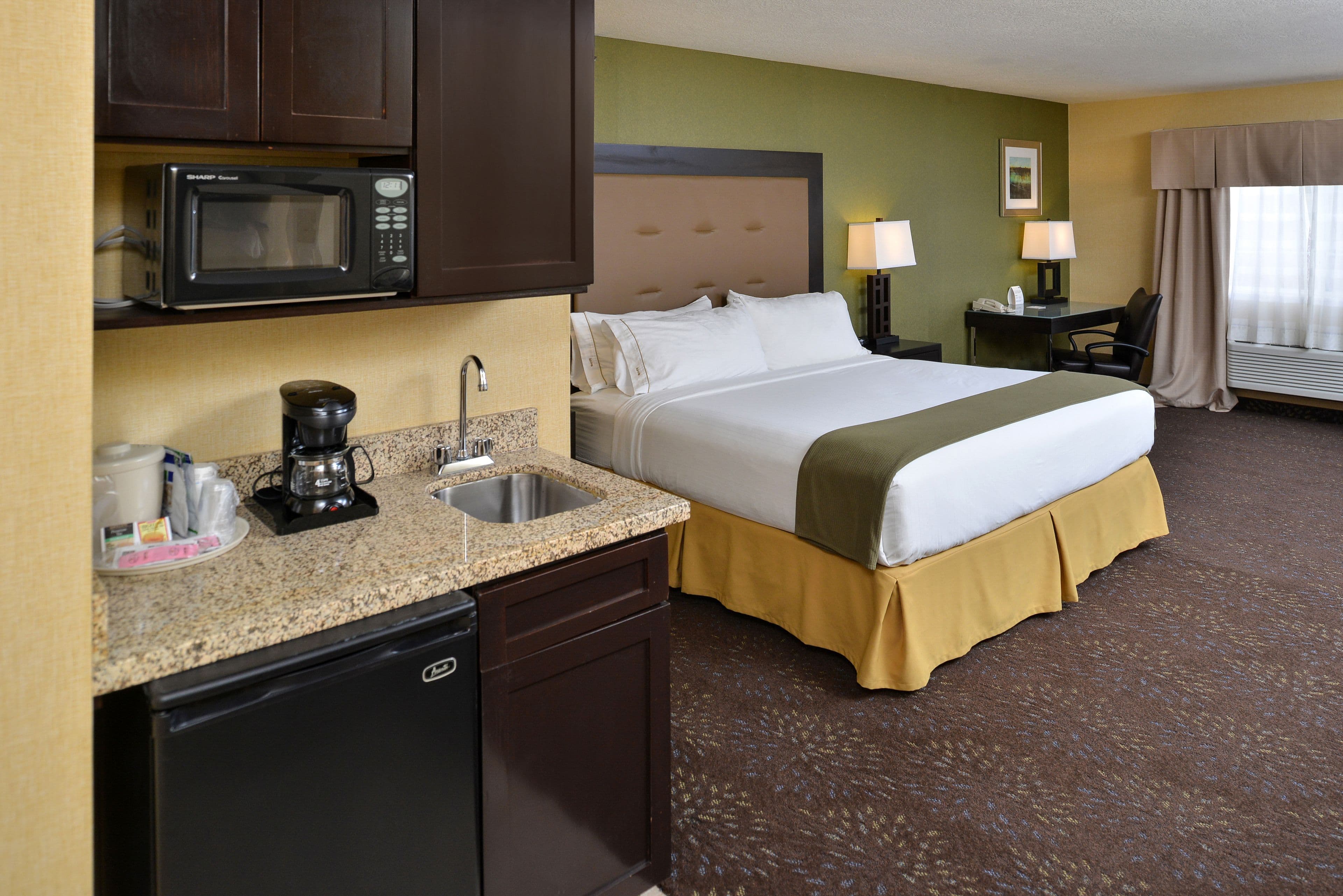 Holiday Inn Express & Suites Charlotte — 28