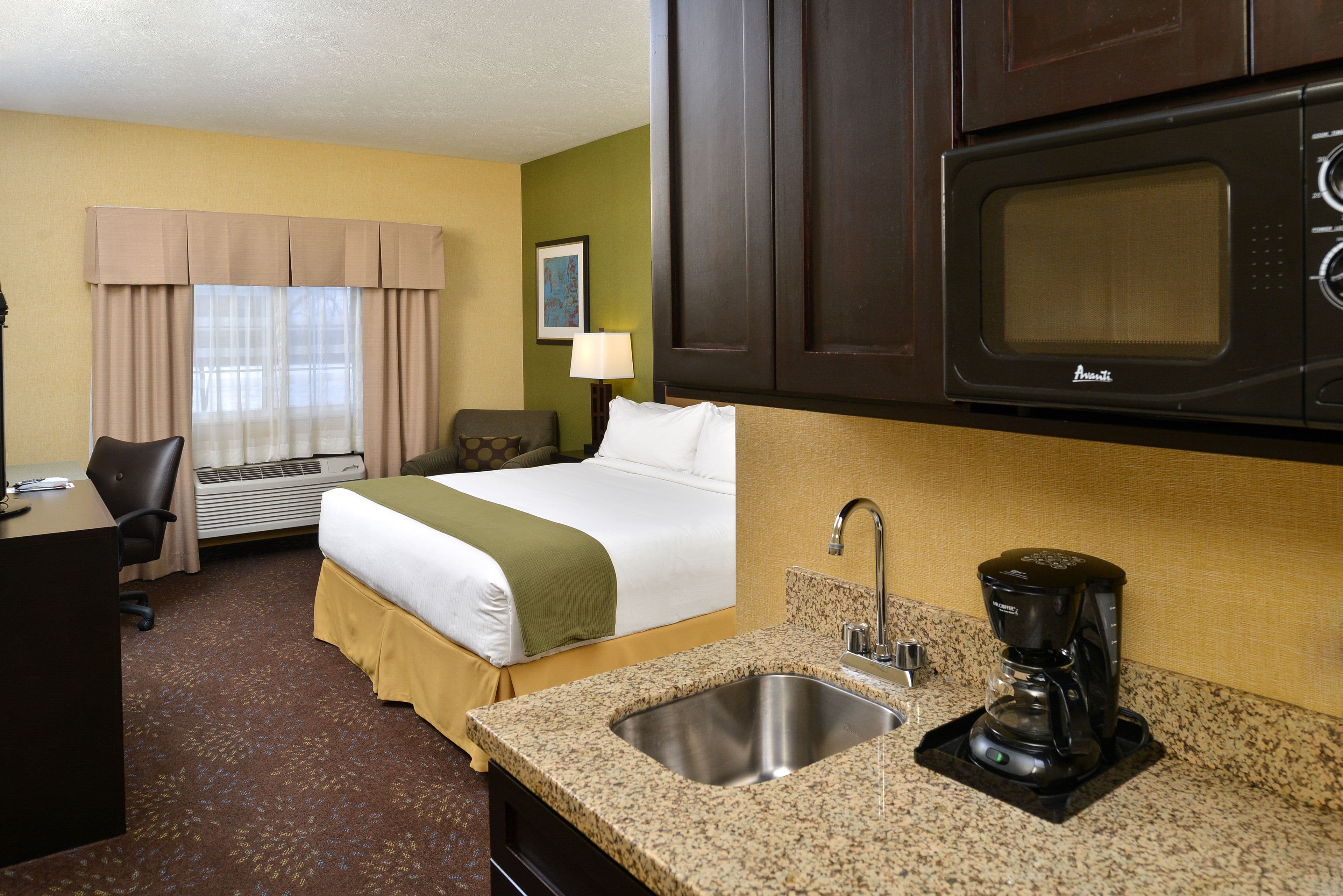 Holiday Inn Express & Suites Charlotte — 18