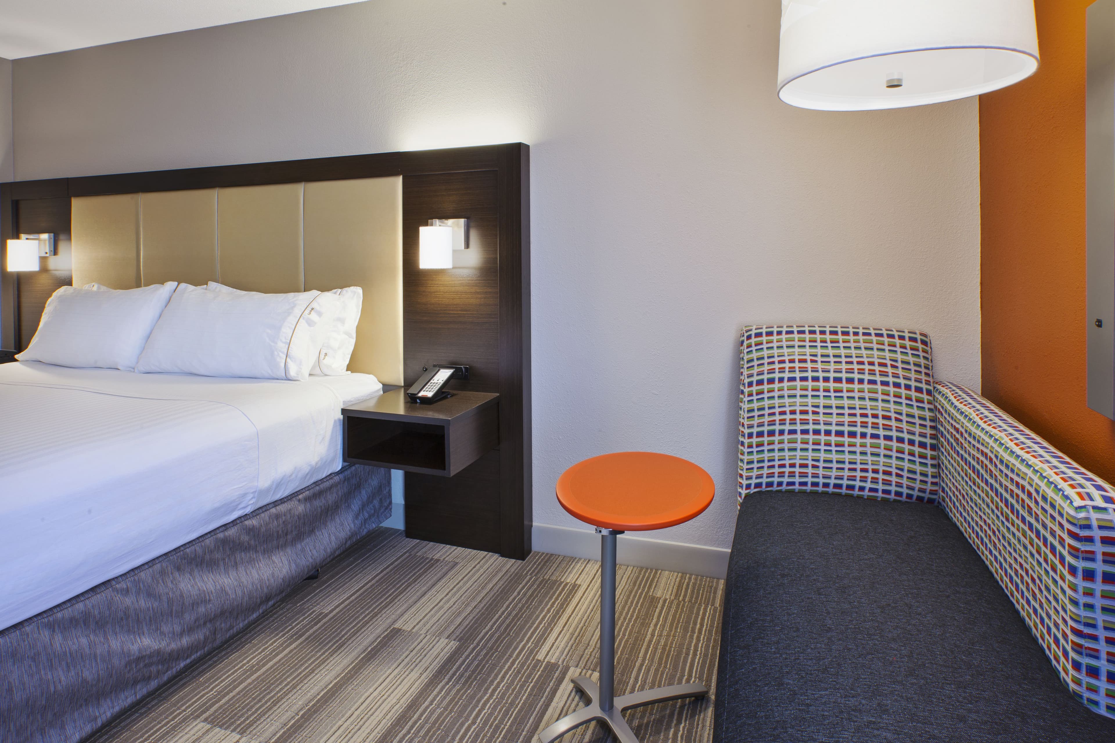 Holiday Inn Express & Suites Chicago-Midway Airport — 7