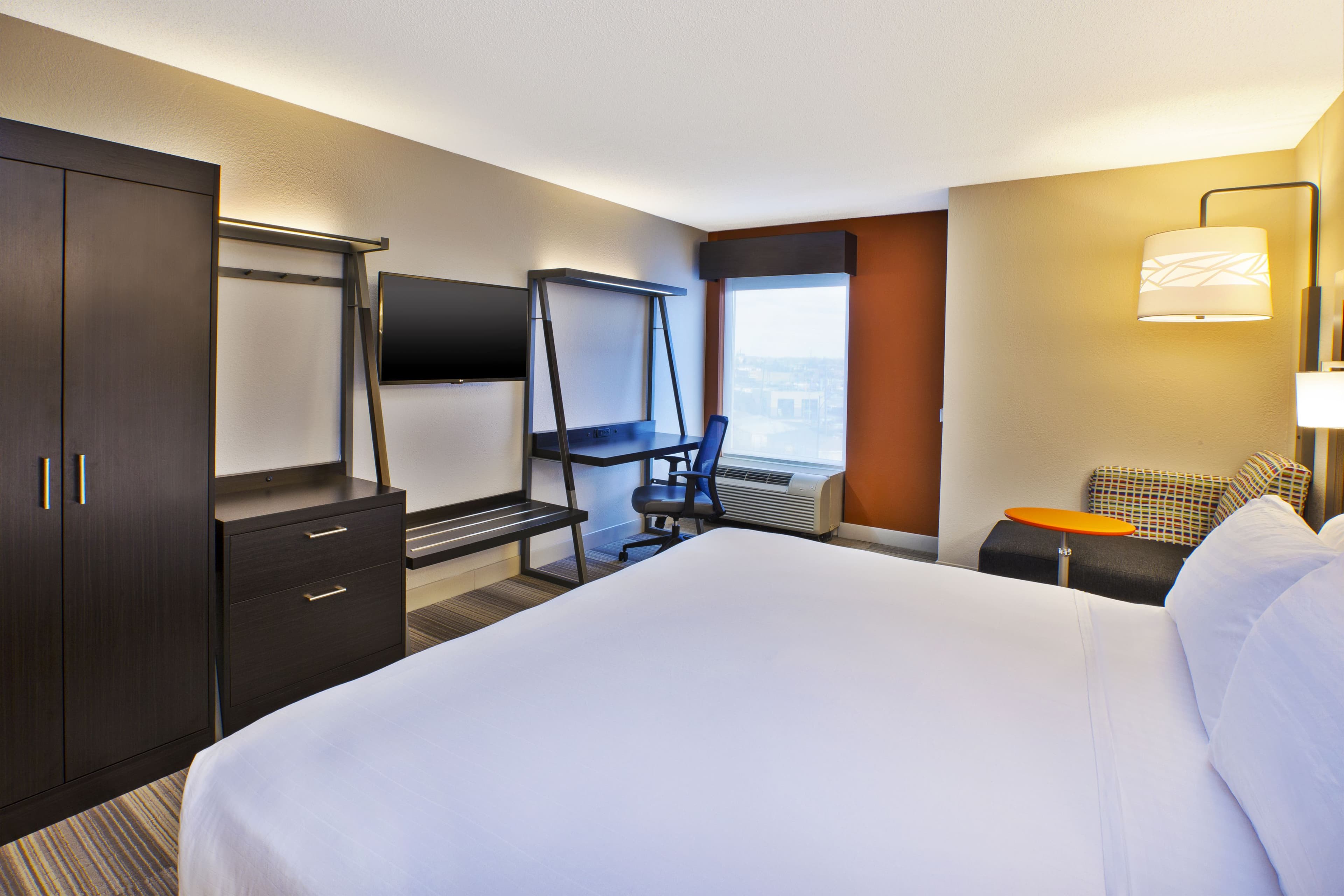 Holiday Inn Express & Suites Chicago-Midway Airport — 6